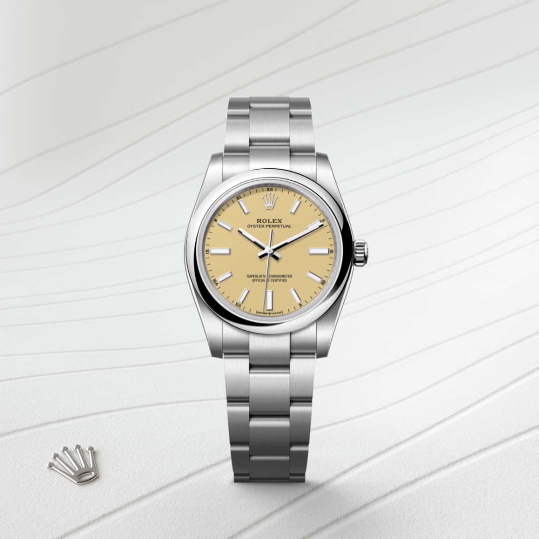 Los tonos creados para la gama Oyster Perpetual presentan en un principio forma de laca que ha de aplicarse con precisión y de forma regular con el fin de obtener una superficie uniforme. La operación se realiza en un entorno con atmósfera controlada para evitar cualquier mota de polvo o impureza. Una tras otra, seis capas de laca se depositan sobre el disco de latón que conforma la base de la esfera. A continuación se aplica un barniz antes del pulido, para conferirle al color todo su brillo y luminosidad. Posteriormente se tampografían las distintas inscripciones, mientras que los índices y la corona se remachan a mano. Resplandeciente e impecable, la esfera está lista entonces para su montaje sobre el movimiento durante el ensamblaje del reloj.
