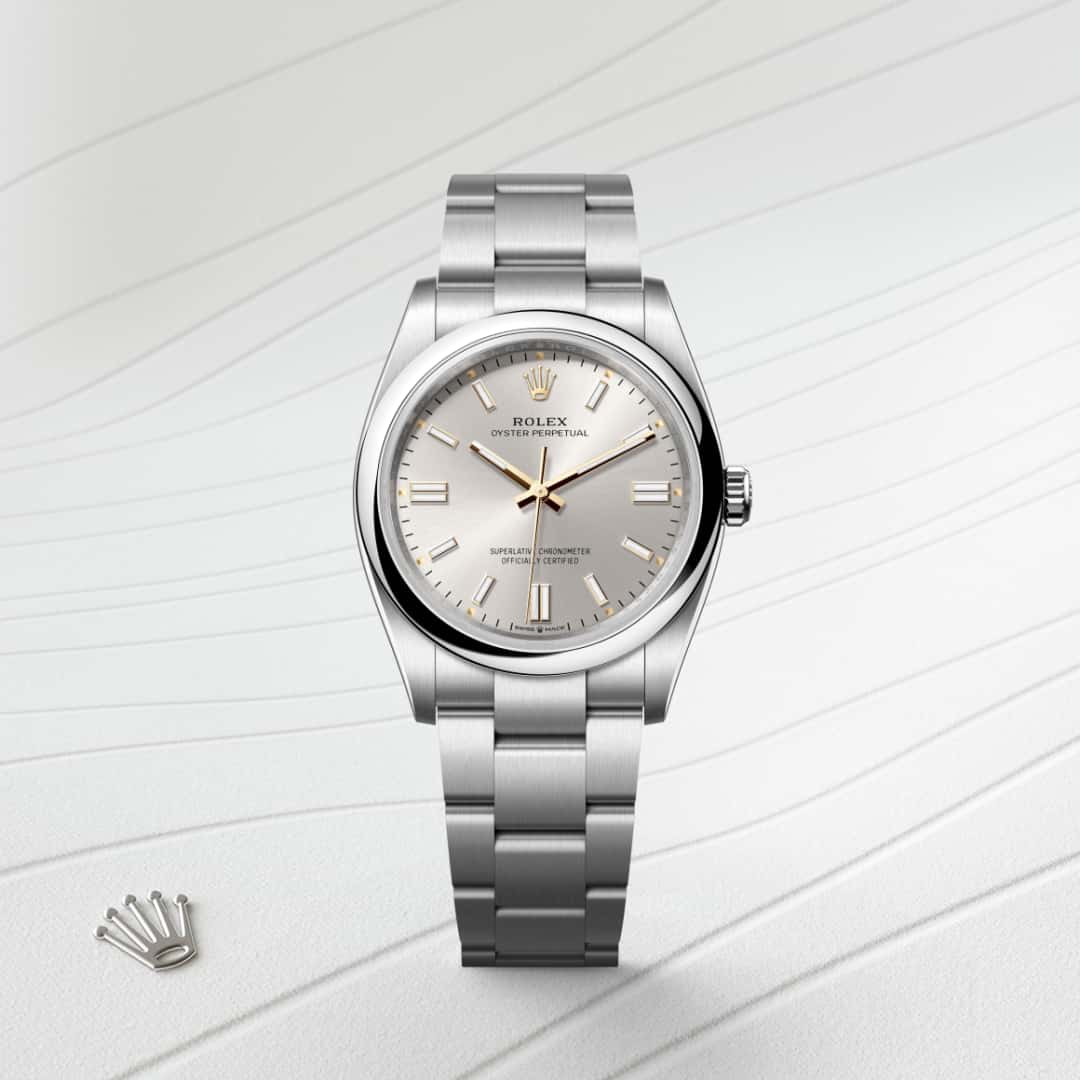 El acabado tipo sol crea delicados reflejos de luz en muchas esferas de la colección Oyster Perpetual. Se obtiene utilizando técnicas magistrales de cepillado que crean surcos que salen del centro de la esfera. La luz se difunde constantemente a lo largo de cada grabado, creando un sutil brillo característico que se mueve según la posición de la muñeca. Una vez completado el acabado tipo sol, el color de la esfera se aplica mediante PVD (Physical Vapour Deposition) o galvanoplastia. Una ligera capa de barniz le da a la esfera su aspecto final. 