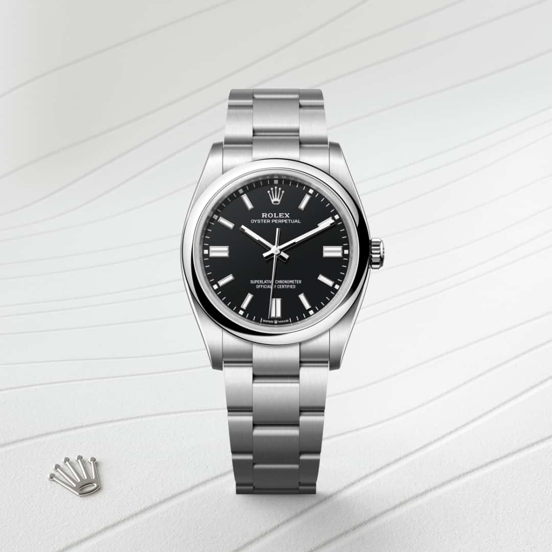 Los tonos creados para la gama Oyster Perpetual presentan en un principio forma de laca que ha de aplicarse con precisión y de forma regular con el fin de obtener una superficie uniforme. La operación se realiza en un entorno con atmósfera controlada para evitar cualquier mota de polvo o impureza. Una tras otra, seis capas de laca se depositan sobre el disco de latón que conforma la base de la esfera. A continuación se aplica un barniz antes del pulido, para conferirle al color todo su brillo y luminosidad. Posteriormente se tampografían las distintas inscripciones, mientras que los índices y la corona se remachan a mano. Resplandeciente e impecable, la esfera está lista entonces para su montaje sobre el movimiento durante el ensamblaje del reloj.
