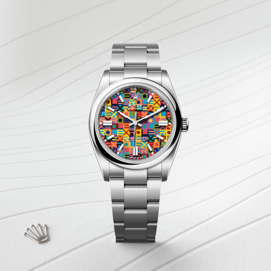 La esfera del Oyster Perpetual 36 ofrece una reinterpretación sutil a la par que moderna del motivo Jubilee que se introdujo a finales de la década de 1970 y se convirtió en icónico. Las letras del nombre «Rolex» crean un juego de contrastes que combina un total de diez tonalidades. Su fabricación supone un desafío de gran envergadura, ya que los colores no se aplican de forma simultánea, sino consecutiva. Se requiere, además, una precisión extrema para que todas las formas y letras que componen el motivo decorativo queden perfectamente colocadas.