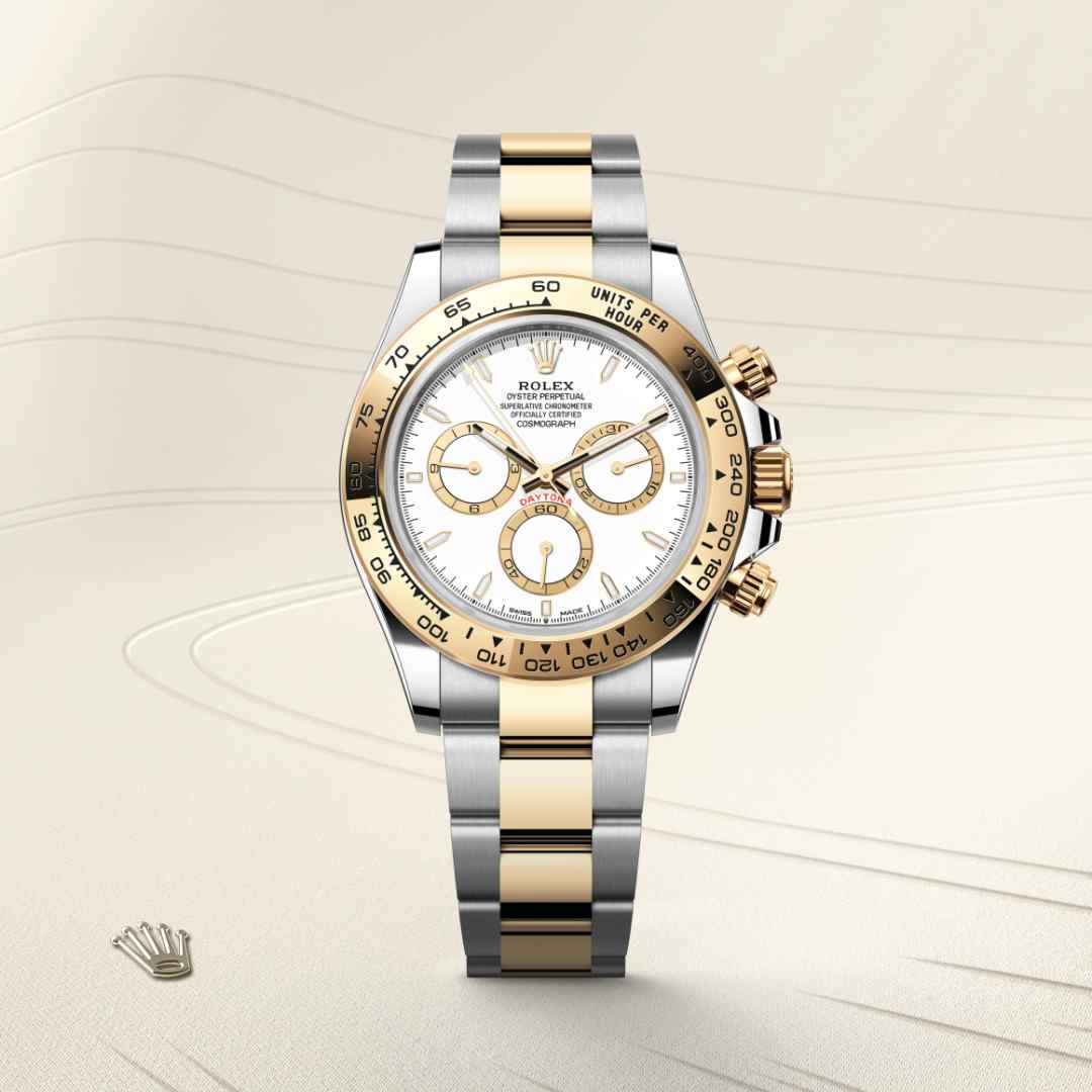 Con su escala taquimétrica, sus tres contadores y sus pulsadores, el Cosmograph Daytona se creó para ser la mejor herramienta de cronometraje de los pilotos de resistencia. El bisel presenta una escala taquimétrica que permite leer la velocidad media en una distancia determinada en función del tiempo cronometrado.  Esta escala ofrece una legibilidad óptima, lo que convierte el Cosmograph Daytona en el instrumento perfecto para medir la velocidad hasta las 400 unidades por hora, ya se trate de kilómetros o millas.