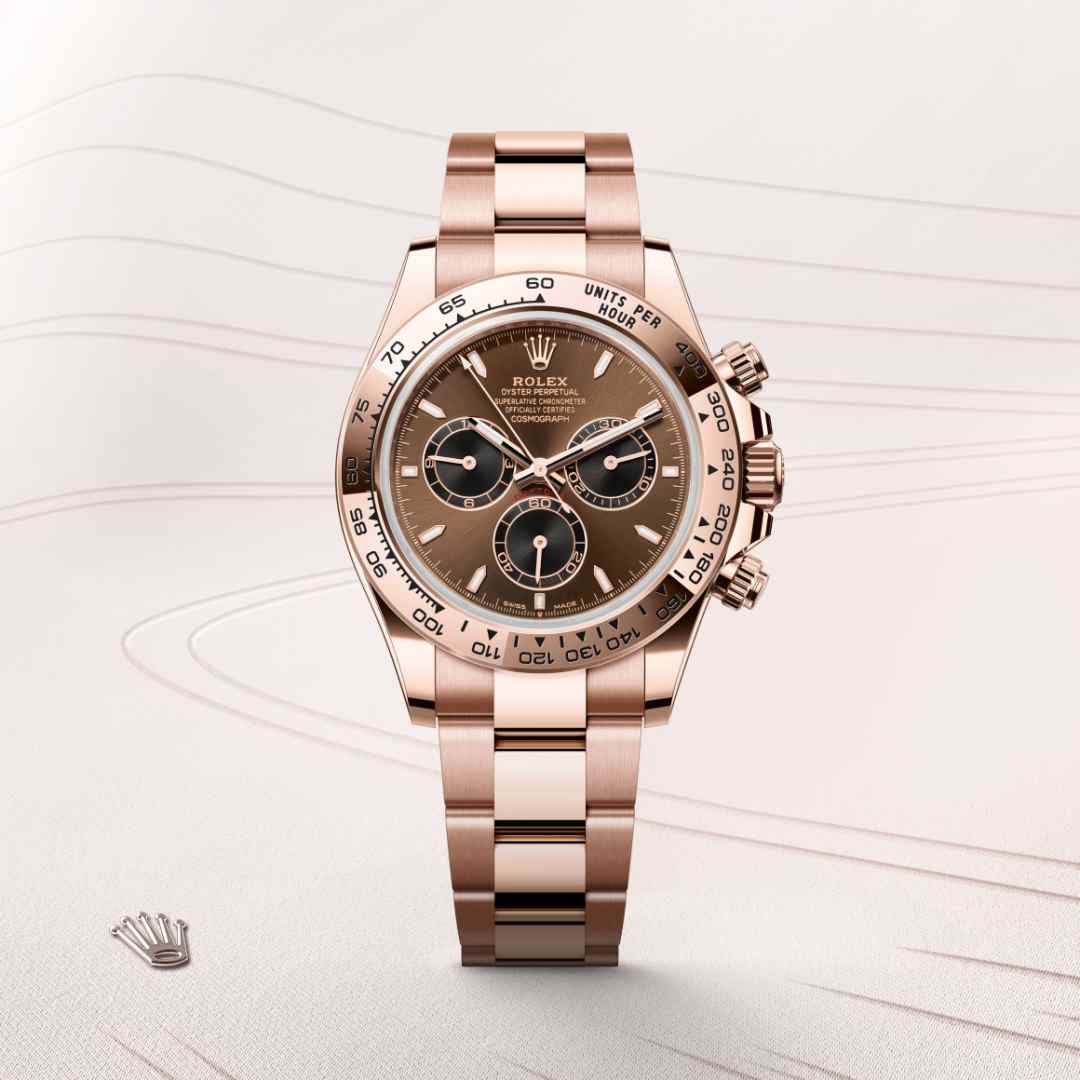 Con su escala taquimétrica, sus tres contadores y sus pulsadores, el Cosmograph Daytona se creó para ser la mejor herramienta de cronometraje de los pilotos de resistencia. El bisel presenta una escala taquimétrica que permite leer la velocidad media en una distancia determinada en función del tiempo cronometrado.  Esta escala ofrece una legibilidad óptima, lo que convierte el Cosmograph Daytona en el instrumento perfecto para medir la velocidad hasta las 400 unidades por hora, ya se trate de kilómetros o millas.