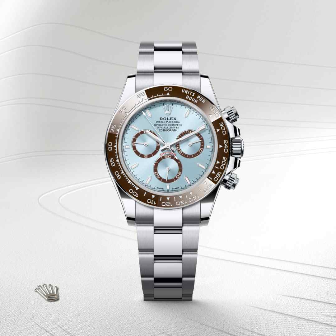 Este modelo presenta una esfera azul glaciar con contadores pulverizados, índices en aplique de oro de 18 quilates y agujas con visualización Chromalight, un material luminiscente de alta legibilidad.
La esfera permite a los pilotos planificar con precisión sus tiempos y tácticas sin ningún tipo de error.