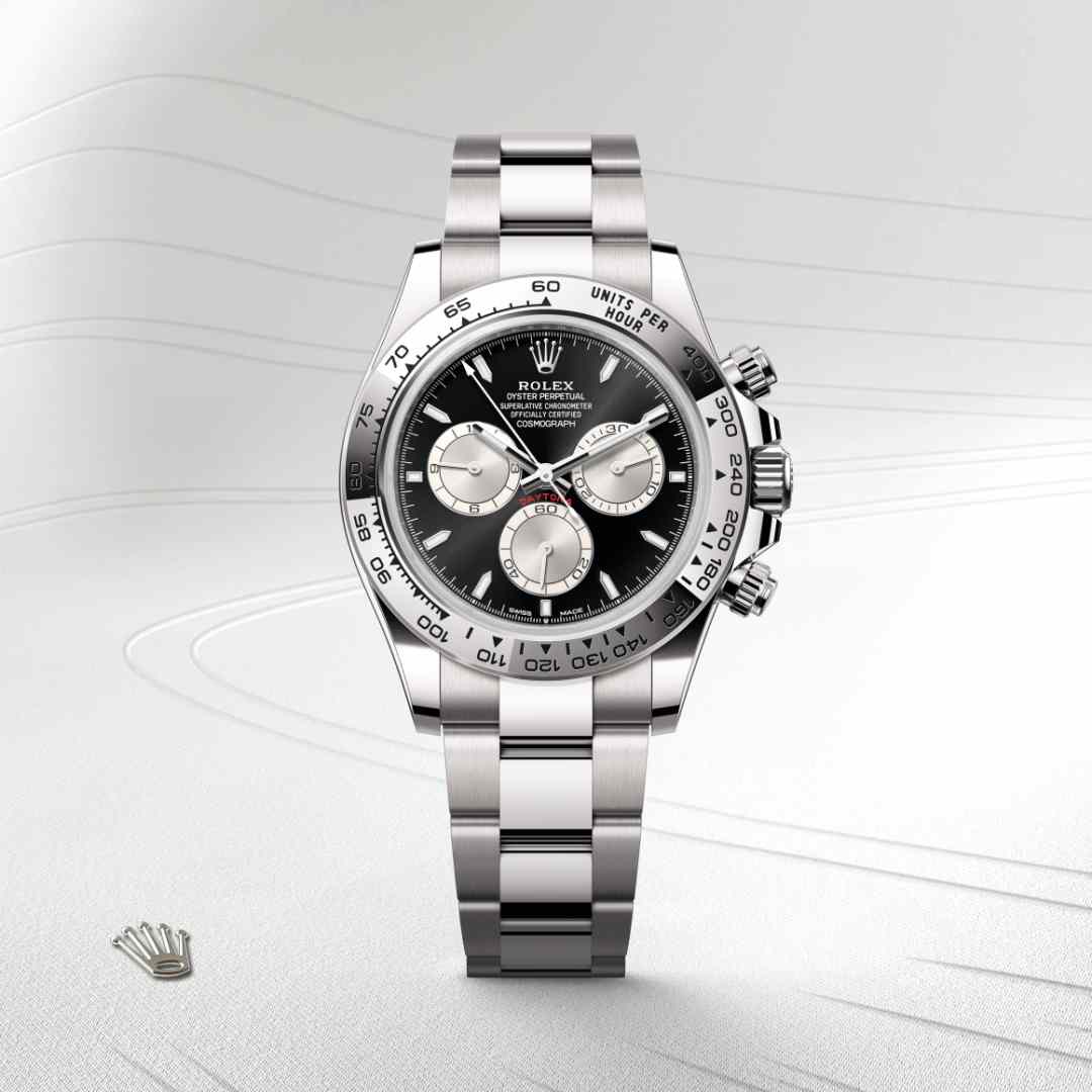Con su escala taquimétrica, sus tres contadores y sus pulsadores, el Cosmograph Daytona se creó para ser la mejor herramienta de cronometraje de los pilotos de resistencia. El bisel presenta una escala taquimétrica que permite leer la velocidad media en una distancia determinada en función del tiempo cronometrado.  Esta escala ofrece una legibilidad óptima, lo que convierte el Cosmograph Daytona en el instrumento perfecto para medir la velocidad hasta las 400 unidades por hora, ya se trate de kilómetros o millas.