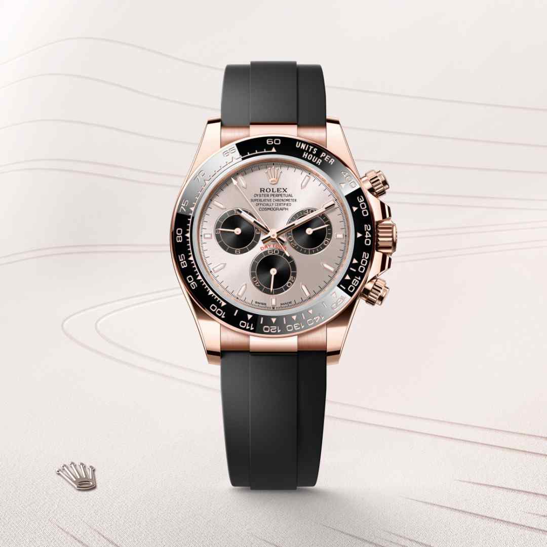 El nuevo Cosmograph Daytona está provisto de un brazalete Oysterflex, desarrollado y patentado por Rolex. Su interior está compuesto por una lámina metálica superelástica sobremoldeada con elastómero negro de alto rendimiento. Este material posee una gran duración y resiste particularmente bien a las agresiones ambientales. En su versión Oysterflex, el brazalete está provisto también de un cierre de seguridad Oysterlock y cuenta además con el sistema de extensión rápida Easylink, patentado por Rolex, que permite ajustar fácilmente su longitud en 5 mm aproximadamente, con el fin de ofrecer una comodidad óptima en todas las situaciones.
