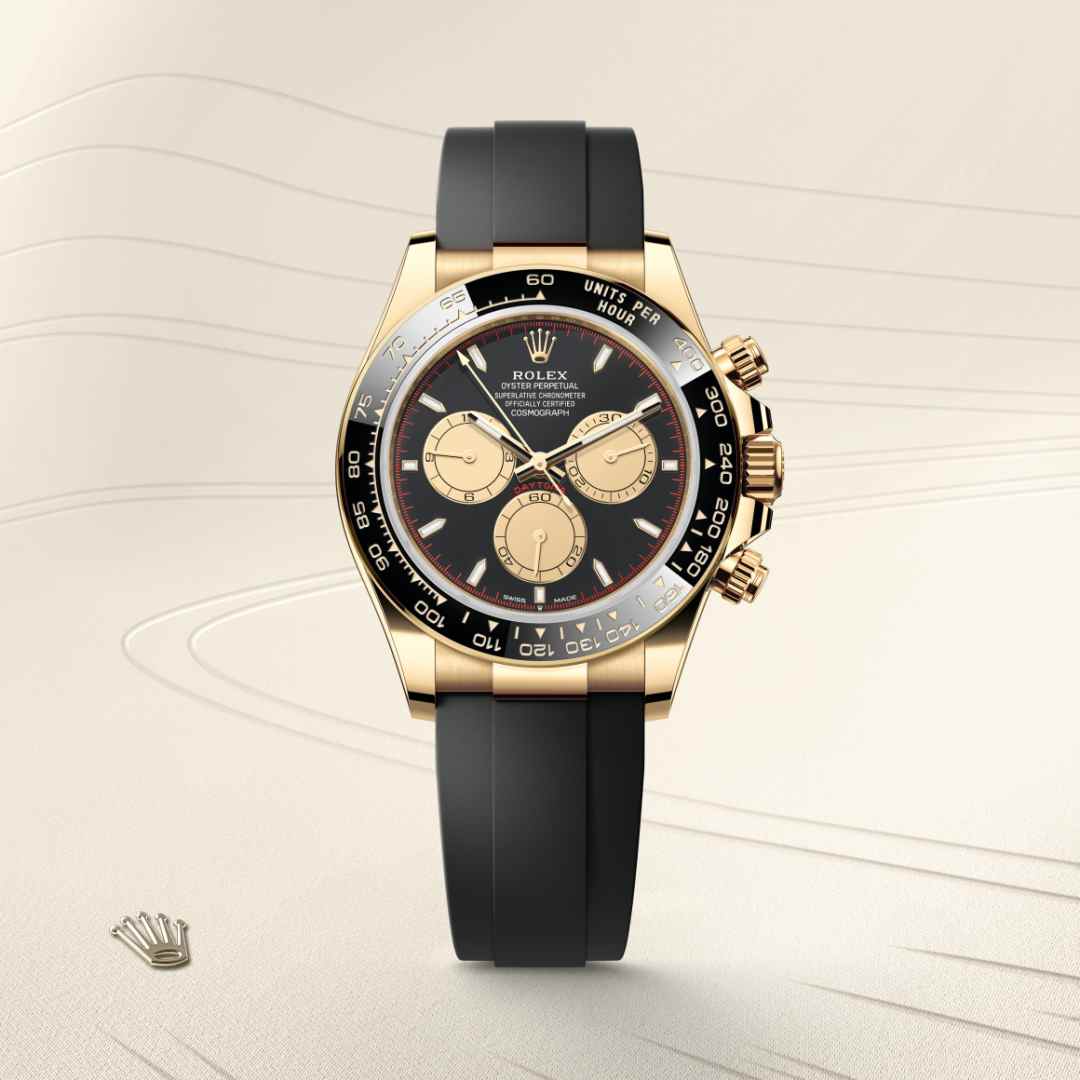 El nuevo Cosmograph Daytona está provisto de un brazalete Oysterflex, desarrollado y patentado por Rolex. Su interior está compuesto por una lámina metálica superelástica sobremoldeada con elastómero negro de alto rendimiento. Este material posee una gran duración y resiste particularmente bien a las agresiones ambientales. En su versión Oysterflex, el brazalete está provisto también de un cierre de seguridad Oysterlock y cuenta además con el sistema de extensión rápida Easylink, patentado por Rolex, que permite ajustar fácilmente su longitud en 5 mm aproximadamente, con el fin de ofrecer una comodidad óptima en todas las situaciones.