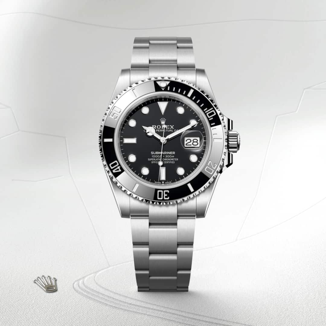 El bisel giratorio del Submariner es una característica fundamental de este reloj. Sus graduaciones de 60 minutos permiten controlar con seguridad y precisión el tiempo de inmersión y las paradas de descompresión. Manufacturado por Rolex a partir de una cerámica dura y resistente a la corrosión, el disco de bisel Cerachrom es prácticamente imposible de rayar. La sustancia luminiscente en el cero del bisel garantiza una legibilidad óptima, sin importar el grado de oscuridad del entorno. El canto estriado del bisel ha sido diseñado cuidadosamente con el fin de ofrecer un excelente agarre bajo el agua, incluso con los guantes puestos.