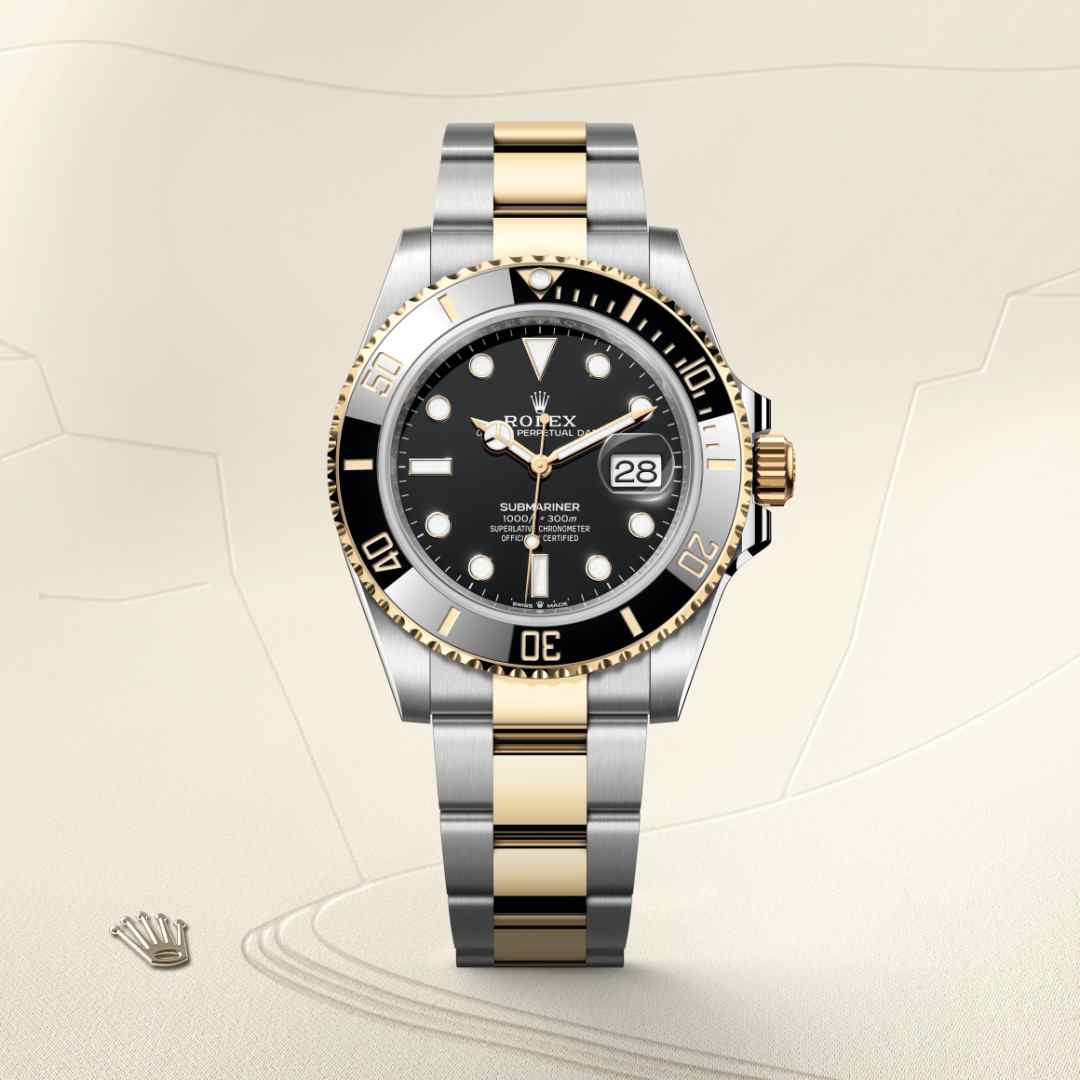 El bisel giratorio del Submariner es una característica fundamental de este reloj. Sus graduaciones de 60 minutos permiten controlar con seguridad y precisión el tiempo de inmersión y las paradas de descompresión. Manufacturado por Rolex a partir de una cerámica dura y resistente a la corrosión, el disco de bisel Cerachrom es prácticamente imposible de rayar. La sustancia luminiscente en el cero del bisel garantiza una legibilidad óptima, sin importar el grado de oscuridad del entorno. El canto estriado del bisel ha sido diseñado cuidadosamente con el fin de ofrecer un excelente agarre bajo el agua, incluso con los guantes puestos.