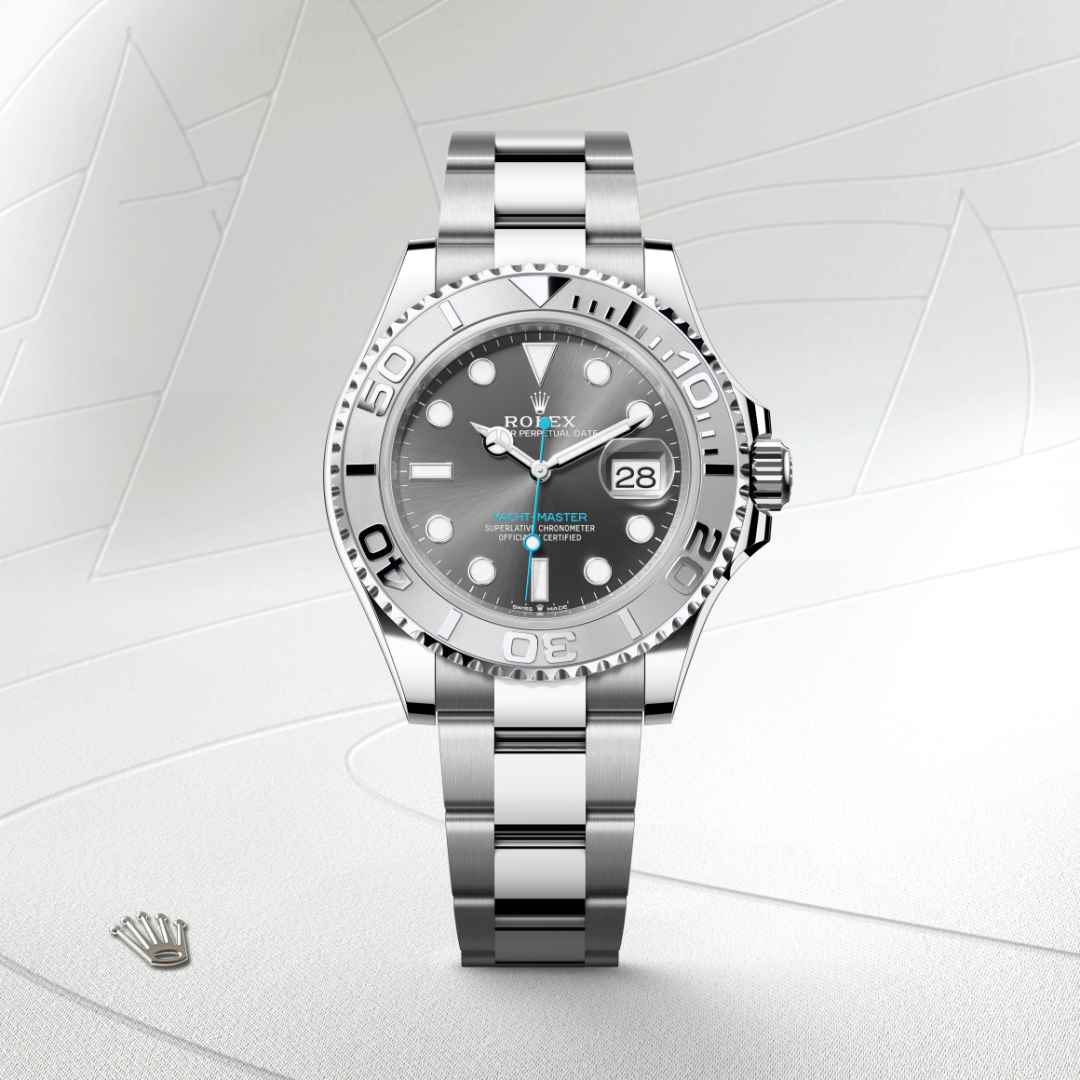 El bisel giratorio bidireccional graduado 60 minutos en relieve del Yacht‑Master está realizado íntegramente en metal precioso —oro Everose o platino— o dotado de un disco Cerachrom de cerámica de alta tecnología, según el modelo. Los números y graduaciones pulidos en relieve destacan claramente en el fondo mate pulido con chorro de arena. Este bisel funcional, que permite calcular, por ejemplo, el tiempo de navegación entre dos boyas, es además un componente clave de la distintiva identidad visual de este modelo.