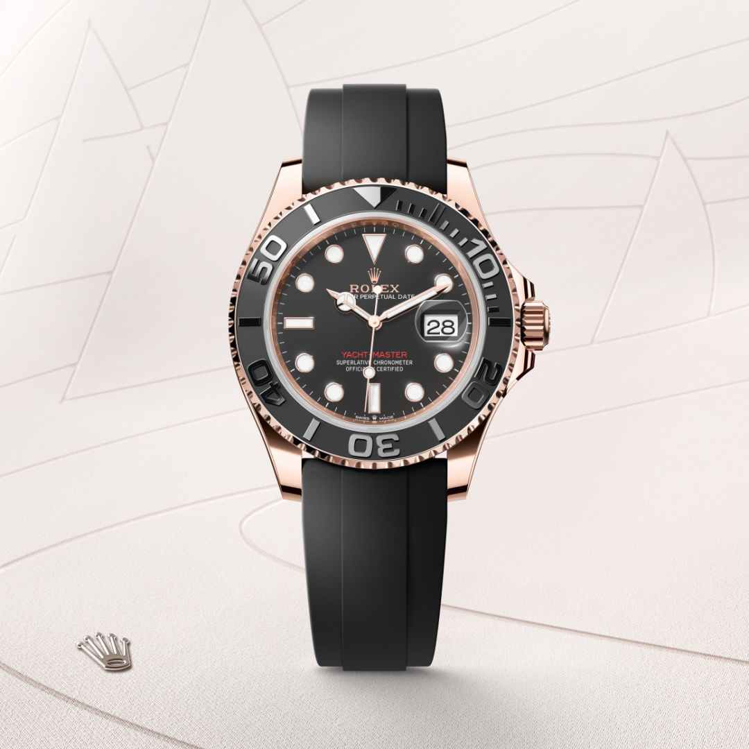 El nuevo brazalete Oysterflex del Yacht‑Master, desarrollado por Rolex y patentado, ofrece una alternativa deportiva a los brazaletes metálicos. La unión entre la caja y el cierre de seguridad Oysterlock está completamente asegurada por una lámina metálica de una aleación de titanio y níquel, lo que garantiza una gran flexibilidad. La lámina está sobremoldeada con un elastómero negro de alto rendimiento que resiste particularmente bien a las agresiones ambientales, posee una gran duración y es totalmente inocuo para el usuario. Para aumentar la comodidad, la cara interna del brazalete Oysterflex está provista de un sistema patentado de «cojines» laterales que estabilizan el reloj en la muñeca. Este brazalete está equipado con un cierre de seguridad Oysterlock en Oro Everose de 18 quilates. Dispone asimismo del sistema de extensión Rolex Glidelock, desarrollado por la marca y patentado. Este ingenioso mecanismo de cremallera, integrado en el cierre, permite un ajuste preciso —sin necesidad de herramientas— de la longitud del brazalete de unos 15 mm en incrementos de aproximadamente 2,5 mm.