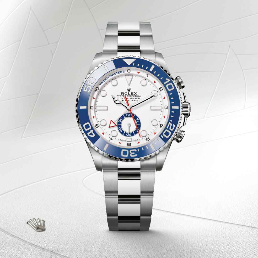 El Yacht-Master II luce un bisel giratorio bidireccional dotado de un disco Cerachrom graduado 60 minutos en cerámica azul. Extremadamente dura y prácticamente imposible de rayar, la cerámica de alta tecnología utilizada por Rolex requiere herramientas especiales para su mecanizado. Su color estable no se ve alterado por los efectos de los rayos ultravioleta y, gracias a su composición química, esta cerámica es inerte y no se puede corroer. En este disco Cerachrom azul, las graduaciones y los números, moldeados en hueco, se colorean depositando platino u oro amarillo mediante una técnica PVD (Physical Vapour Deposition, depósito físico en fase vapor). La primera mitad de la hora está graduada minuto a minuto. Con el bisel en posición neutra, los últimos 30 segundos de la cuenta atrás se pueden leer con más detalle gracias al segundero central del cronógrafo. El bisel graduado, cuyas muescas del contorno ofrecen un excelente agarre, también permite al usuario medir fácilmente intervalos de tiempo, por ejemplo, el tiempo de navegación entre dos boyas.
