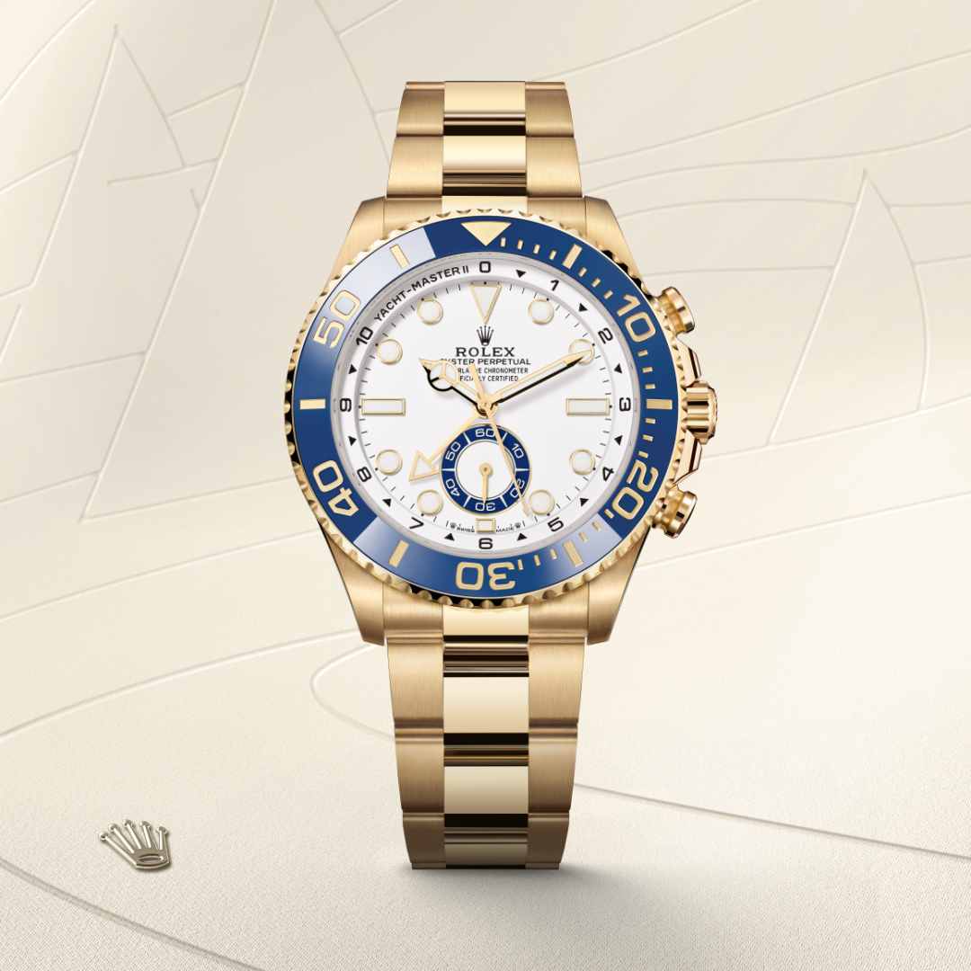 El Yacht-Master II luce un bisel giratorio bidireccional dotado de un disco Cerachrom graduado 60 minutos en cerámica azul. Extremadamente dura y prácticamente imposible de rayar, la cerámica de alta tecnología utilizada por Rolex requiere herramientas especiales para su mecanizado. Su color estable no se ve alterado por los efectos de los rayos ultravioleta y, gracias a su composición química, esta cerámica es inerte y no se puede corroer. En este disco Cerachrom azul, las graduaciones y los números, moldeados en hueco, se colorean depositando platino u oro amarillo mediante una técnica PVD (Physical Vapour Deposition, depósito físico en fase vapor). La primera mitad de la hora está graduada minuto a minuto. Con el bisel en posición neutra, los últimos 30 segundos de la cuenta atrás se pueden leer con más detalle gracias al segundero central del cronógrafo. El bisel graduado, cuyas muescas del contorno ofrecen un excelente agarre, también permite al usuario medir fácilmente intervalos de tiempo, por ejemplo, el tiempo de navegación entre dos boyas.