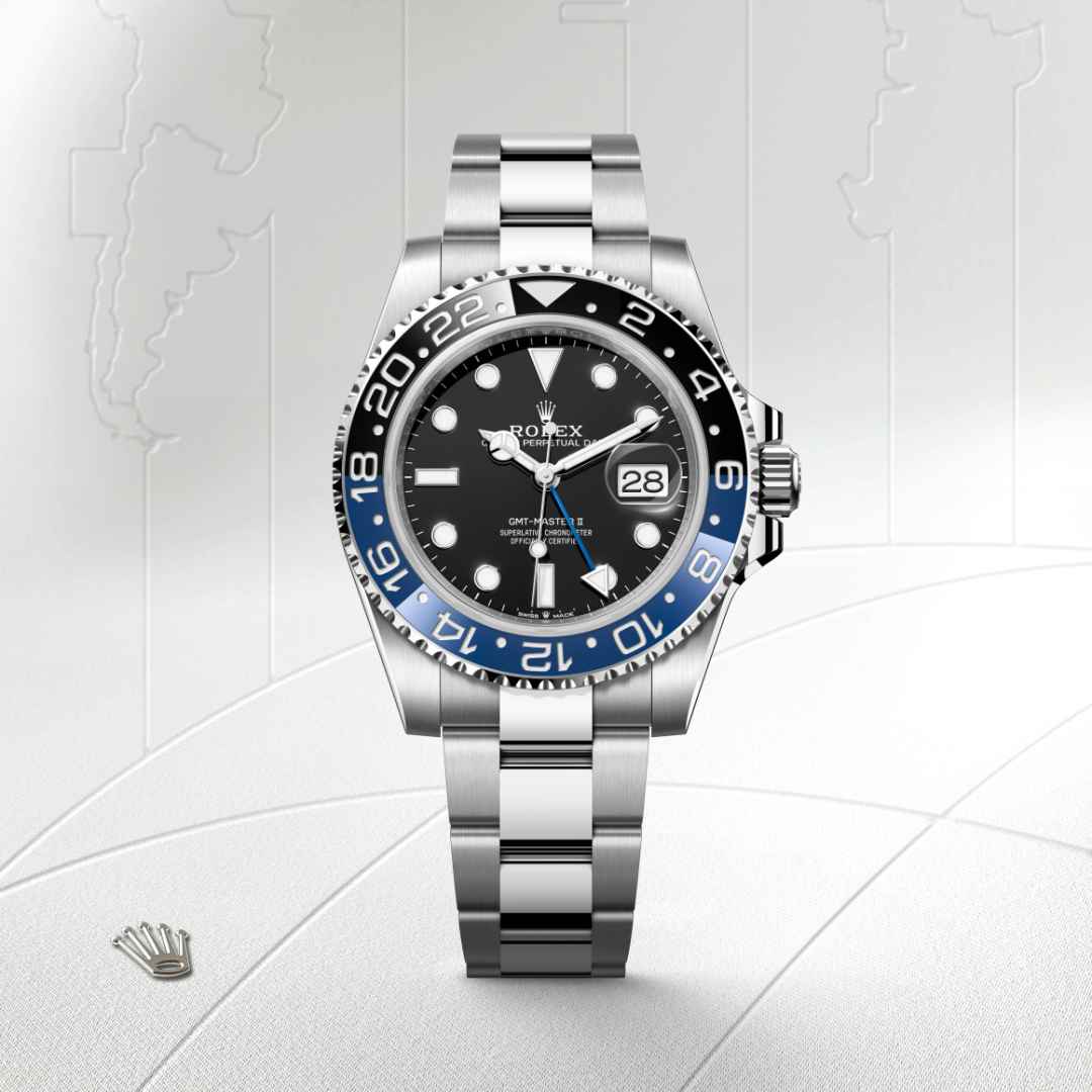 Este modelo presenta una esfera negra y un disco de bisel Cerachrom bicolor en cerámica azul y negra bicolor. El GMT‑Master II dispone de una aguja adicional que da la vuelta a la esfera en 24 horas y complementa a las tradicionales agujas de las horas, minutos y segundos, así como de un bisel giratorio bidireccional graduado 24 horas. La aguja adicional de 24 horas, con su color distintivo, indica la hora de referencia, la del lugar de residencia, en un primer huso horario que se lee sobre la graduación del bisel. La hora local del viajero puede ajustarse fácilmente mediante saltos de hora en hora gracias a un astuto mecanismo controlado por la corona: la aguja de las horas puede ajustarse hacia delante o hacia atrás, de forma independiente del minutero y el segundero. Esto permite al viajero adaptar su nuevo huso horario sin que afecte a la precisión.