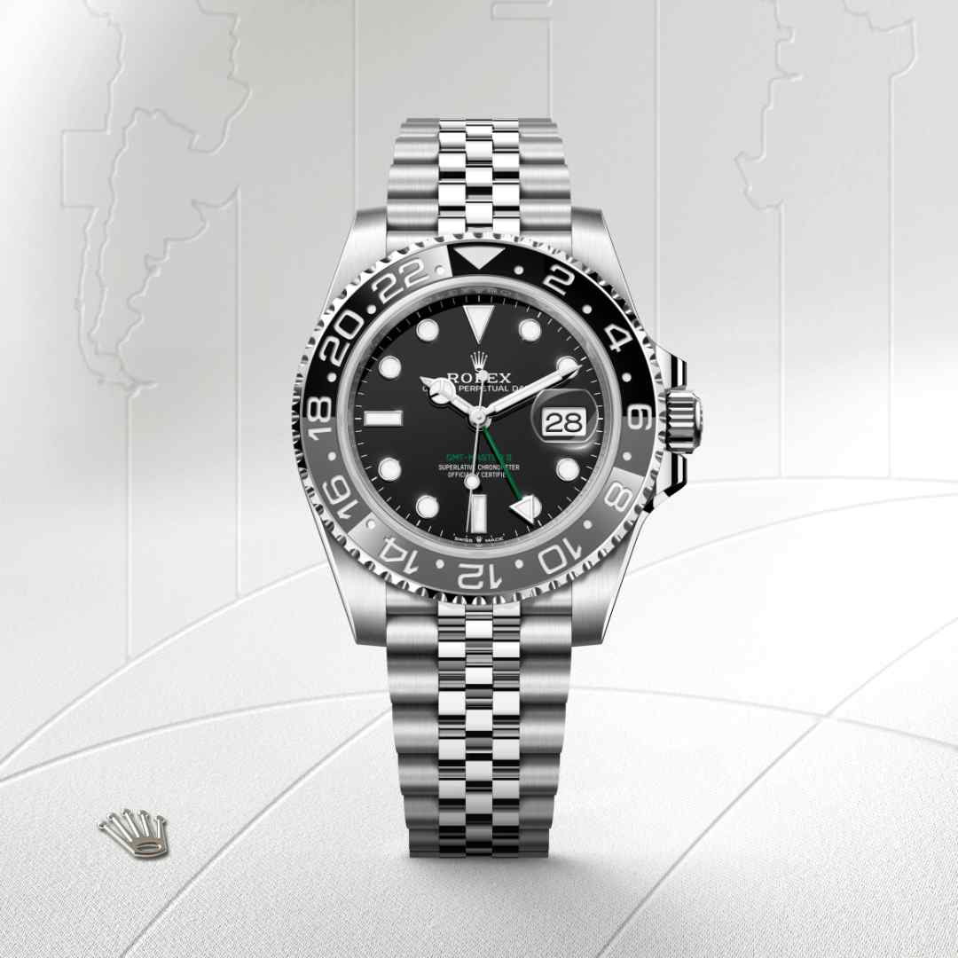 Este modelo presenta una esfera negra y un disco de bisel Cerachrom bicolor en cerámica gris y negra bicolor. El GMT‑Master II dispone de una aguja adicional que da la vuelta a la esfera en 24 horas y complementa a las tradicionales agujas de las horas, minutos y segundos, así como de un bisel giratorio bidireccional graduado 24 horas. La aguja adicional de 24 horas, con su color distintivo, indica la hora de referencia, la del lugar de residencia, en un primer huso horario que se lee sobre la graduación del bisel. La hora local del viajero puede ajustarse fácilmente mediante saltos de hora en hora gracias a un astuto mecanismo controlado por la corona: la aguja de las horas puede ajustarse hacia delante o hacia atrás, de forma independiente del minutero y el segundero. Esto permite al viajero adaptar su nuevo huso horario sin que afecte a la precisión.