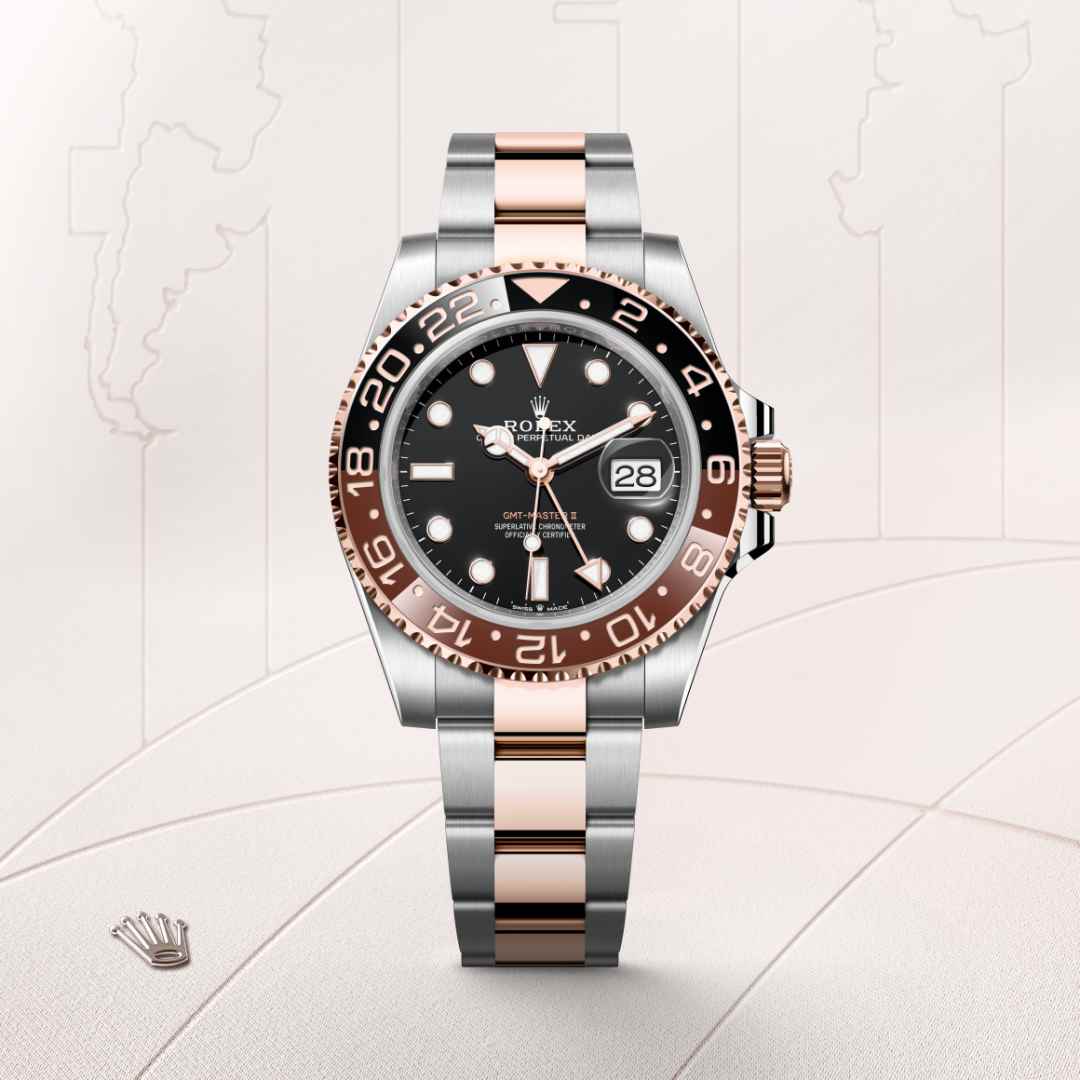 Este modelo presenta una esfera negra y un disco de bisel Cerachrom bicolor en cerámica marrón y negra bicolor. El GMT‑Master II dispone de una aguja adicional que da la vuelta a la esfera en 24 horas y complementa a las tradicionales agujas de las horas, minutos y segundos, así como de un bisel giratorio bidireccional graduado 24 horas. La aguja adicional de 24 horas, con su color distintivo, indica la hora de referencia, la del lugar de residencia, en un primer huso horario que se lee sobre la graduación del bisel. La hora local del viajero puede ajustarse fácilmente mediante saltos de hora en hora gracias a un astuto mecanismo controlado por la corona: la aguja de las horas puede ajustarse hacia delante o hacia atrás, de forma independiente del minutero y el segundero. Esto permite al viajero adaptar su nuevo huso horario sin que afecte a la precisión.