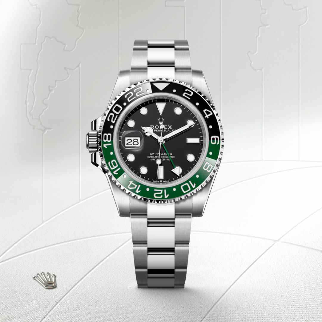 Este modelo presenta una esfera negra y un disco de bisel Cerachrom bicolor en cerámica verde y negra bicolor. El GMT‑Master II dispone de una aguja adicional que da la vuelta a la esfera en 24 horas y complementa a las tradicionales agujas de las horas, minutos y segundos, así como de un bisel giratorio bidireccional graduado 24 horas. La aguja adicional de 24 horas, con su color distintivo, indica la hora de referencia, la del lugar de residencia, en un primer huso horario que se lee sobre la graduación del bisel. La hora local del viajero puede ajustarse fácilmente mediante saltos de hora en hora gracias a un astuto mecanismo controlado por la corona: la aguja de las horas puede ajustarse hacia delante o hacia atrás, de forma independiente del minutero y el segundero. Esto permite al viajero adaptar su nuevo huso horario sin que afecte a la precisión. El disco de bisel Cerachrom, por su parte, presenta una combinación inédita de colores: un negro y un verde exclusivo de este modelo.