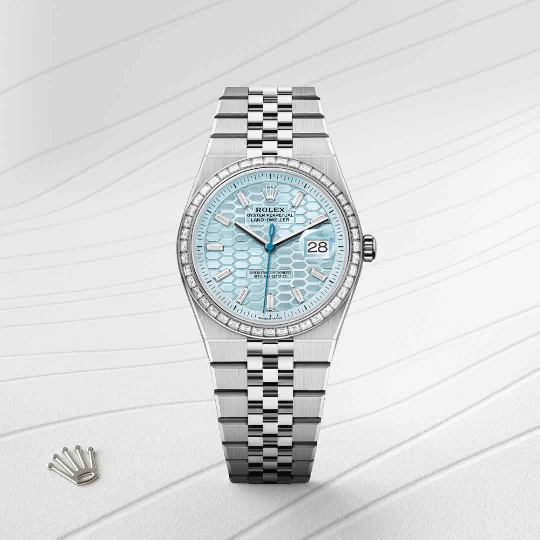 Esta esfera azul glaciar, un color reservado a los relojes elaborados en platino, luce un motivo «nido de abeja» con acabado tipo sol. Se lleva a cabo con ayuda de técnicas tradicionales o de alta tecnología, todas ellas realizadas de forma interna. Para recortar las celdillas y crear las estrías de las ranuras que las separan, se utiliza un láser de femtosegundo. La esfera está engastada de 10 diamantes talla  para marcar las horas.