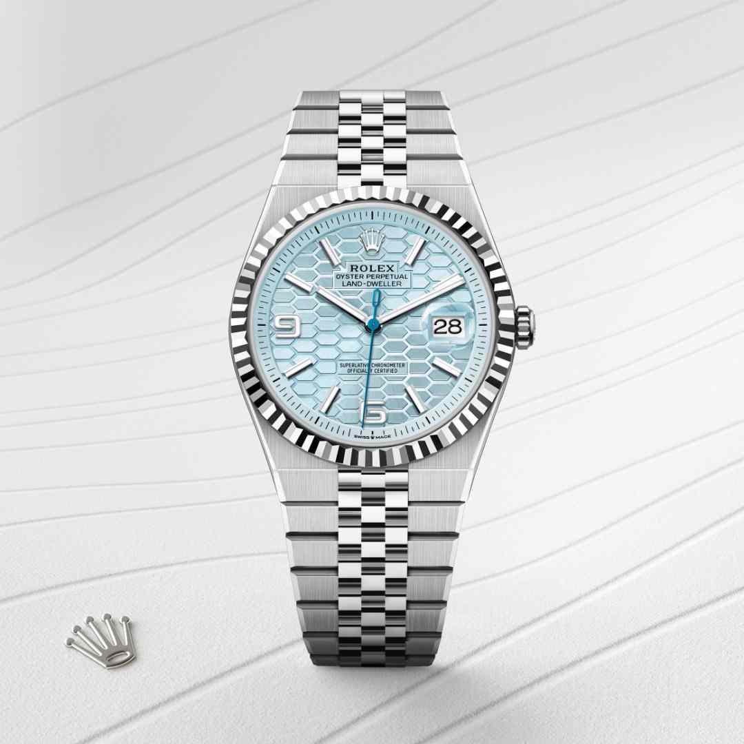 Esta esfera azul glaciar, un color reservado a los relojes elaborados en platino, luce un motivo «nido de abeja» con acabado tipo sol. Se lleva a cabo con ayuda de técnicas tradicionales o de alta tecnología, todas ellas realizadas de forma interna. Para recortar las celdillas y crear las estrías de las ranuras que las separan, se utiliza un láser de femtosegundo. La esfera cuenta con visualización Chromalight; los números abiertos y los índices luminiscentes le confieren una legibilidad óptima en cualquier circunstancia. Las agujas, también luminiscentes, han sido especialmente diseñadas para el modelo.