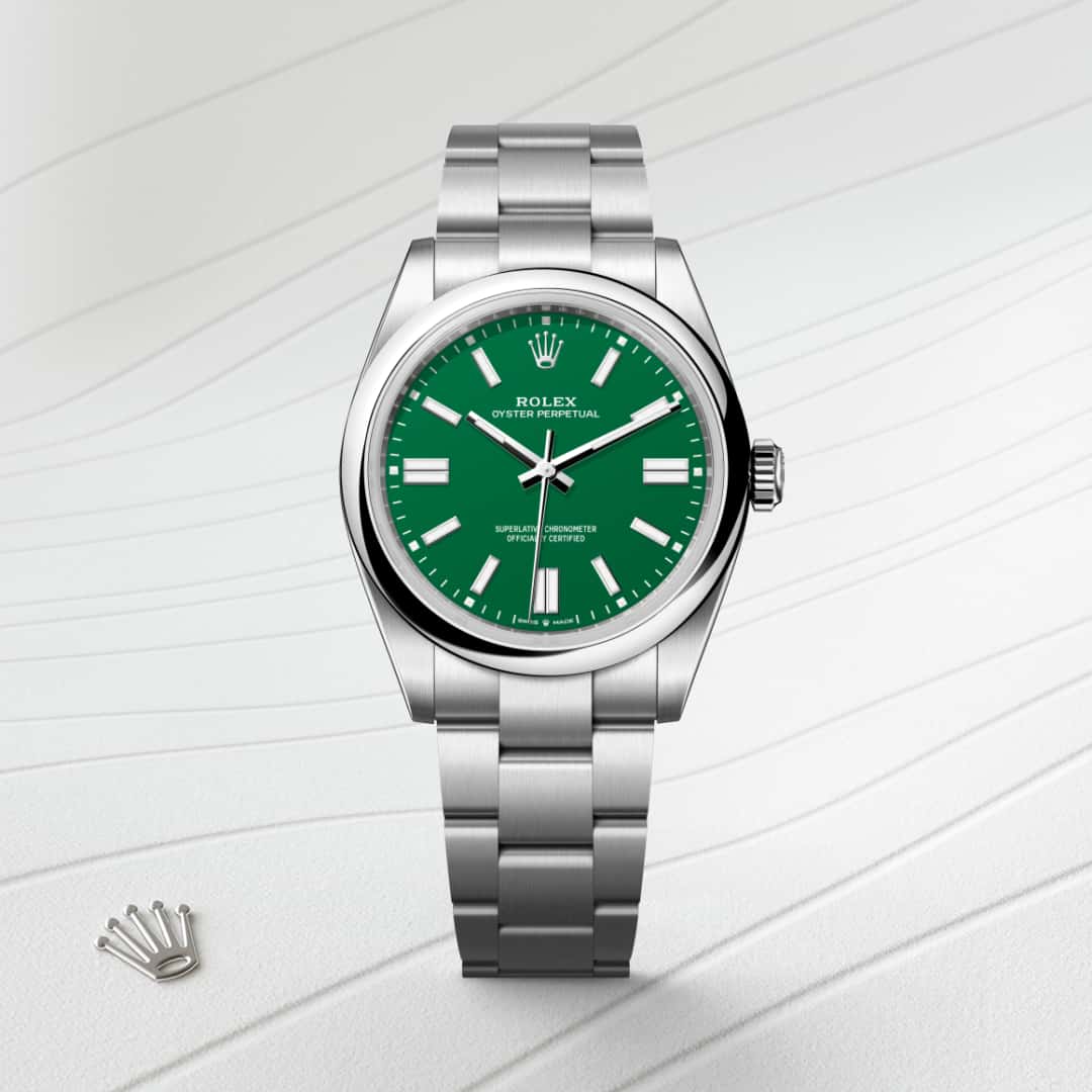 Los tonos creados para la gama Oyster Perpetual presentan en un principio forma de laca que ha de aplicarse con precisión y de forma regular con el fin de obtener una superficie uniforme. La operación se realiza en un entorno con atmósfera controlada para evitar cualquier mota de polvo o impureza. Una tras otra, seis capas de laca se depositan sobre el disco de latón que conforma la base de la esfera. A continuación se aplica un barniz antes del pulido, para conferirle al color todo su brillo y luminosidad. Posteriormente se tampografían las distintas inscripciones, mientras que los índices y la corona se remachan a mano. Resplandeciente e impecable, la esfera está lista entonces para su montaje sobre el movimiento durante el ensamblaje del reloj.