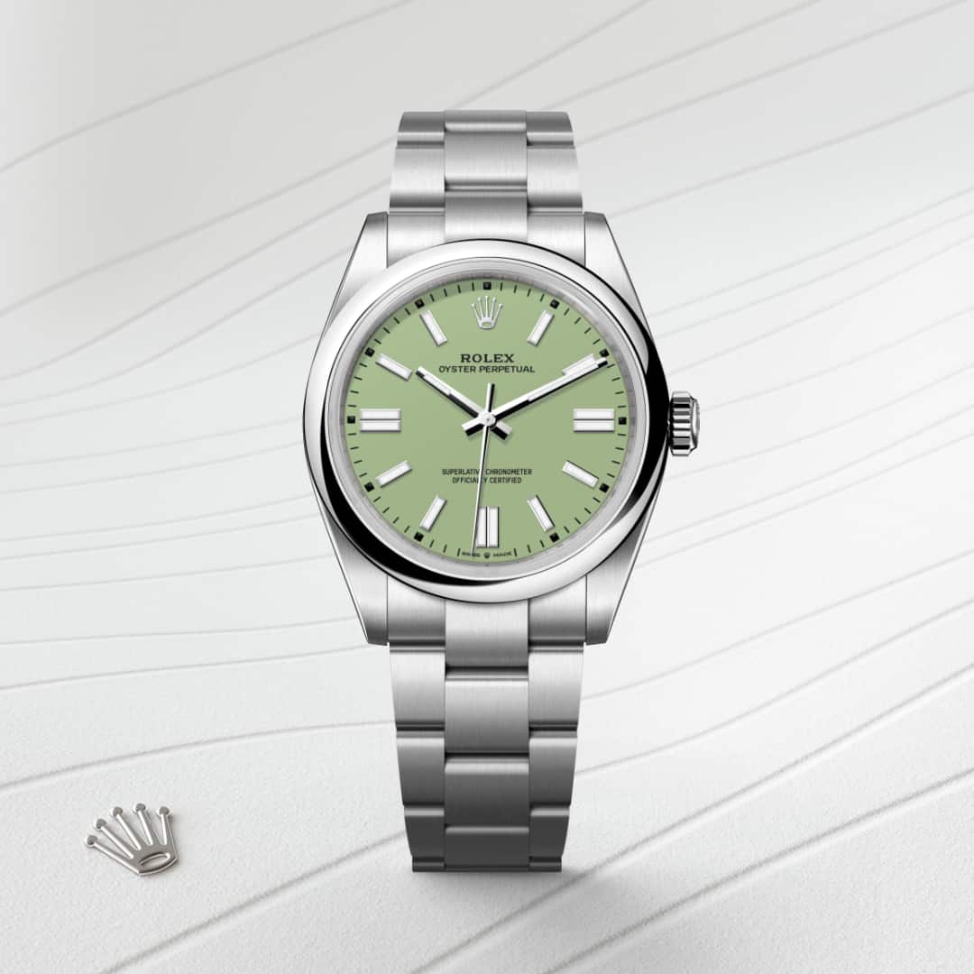 Los tonos creados para la gama Oyster Perpetual presentan en un principio forma de laca que ha de aplicarse con precisión y de forma regular con el fin de obtener una superficie uniforme. La operación se realiza en un entorno con atmósfera controlada para evitar cualquier mota de polvo o impureza. Una tras otra, seis capas de laca se depositan sobre el disco de latón que conforma la base de la esfera. A continuación se aplica un barniz antes del pulido, para conferirle al color todo su brillo y luminosidad. Posteriormente se tampografían las distintas inscripciones, mientras que los índices y la corona se remachan a mano. Resplandeciente e impecable, la esfera está lista entonces para su montaje sobre el movimiento durante el ensamblaje del reloj.