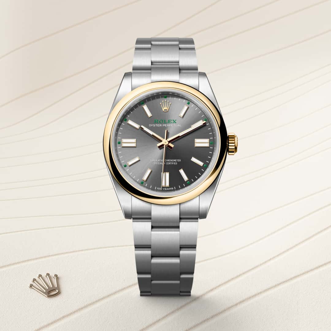 En la esfera pizarra, una tonalidad inédita en la gama Oyster Perpetual, figura la mención «100 years» en la posición de las 6 h, lugar habitualmente ocupado por la inscripción «Swiss Made». Además, cada intervalo de cinco minutos en la minutería se indica con una flecha verde y el nombre «Rolex» está tampografiado en el mismo verde, el color emblemático de la marca.