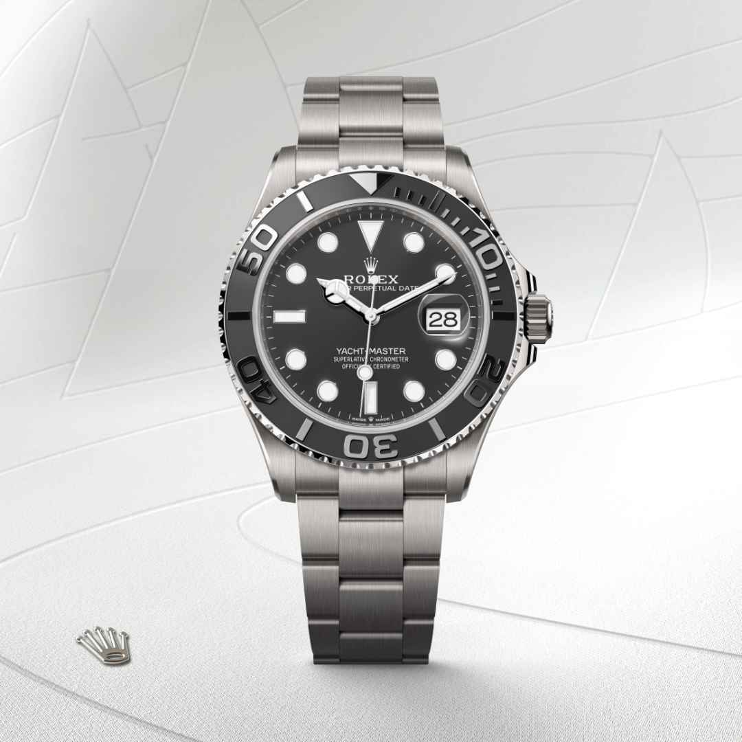 El bisel giratorio bidireccional graduado 60 minutos en relieve del Yacht‑Master está realizado íntegramente en metal precioso —oro Everose o platino— o dotado de un disco Cerachrom de cerámica de alta tecnología, según el modelo. Los números y graduaciones pulidos en relieve destacan claramente en el fondo mate pulido con chorro de arena. Este bisel funcional, que permite calcular, por ejemplo, el tiempo de navegación entre dos boyas, es además un componente clave de la distintiva identidad visual de este modelo.