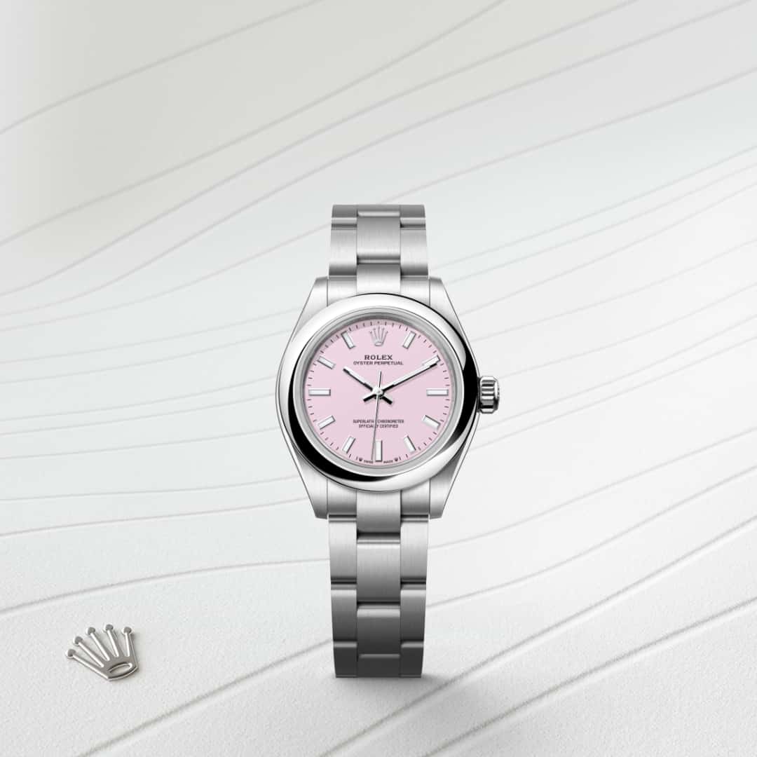 Los tonos creados para la gama Oyster Perpetual presentan en un principio forma de laca que ha de aplicarse con precisión y de forma regular con el fin de obtener una superficie uniforme. La operación se realiza en un entorno con atmósfera controlada para evitar cualquier mota de polvo o impureza. Una tras otra, seis capas de laca se depositan sobre el disco de latón que conforma la base de la esfera. A continuación se aplica un barniz antes del pulido, para conferirle al color todo su brillo y luminosidad. Posteriormente se tampografían las distintas inscripciones, mientras que los índices y la corona se remachan a mano. Resplandeciente e impecable, la esfera está lista entonces para su montaje sobre el movimiento durante el ensamblaje del reloj.