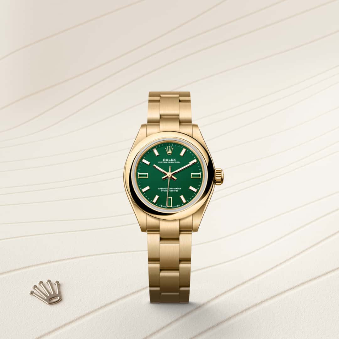 En la esfera lacada del Oyster Perpetual 28, tres de los índices —cuya están en la posición de las 3 h, las 6 h y las 9 h— son de piedra natural, una primicia para Rolex. El heliotropo presenta una variedad de tonos verdes y presenta un corte ogivo en la superficie superior, que resalta su estructura y color individuales a la vez que previene el más mínimo reflejo.
