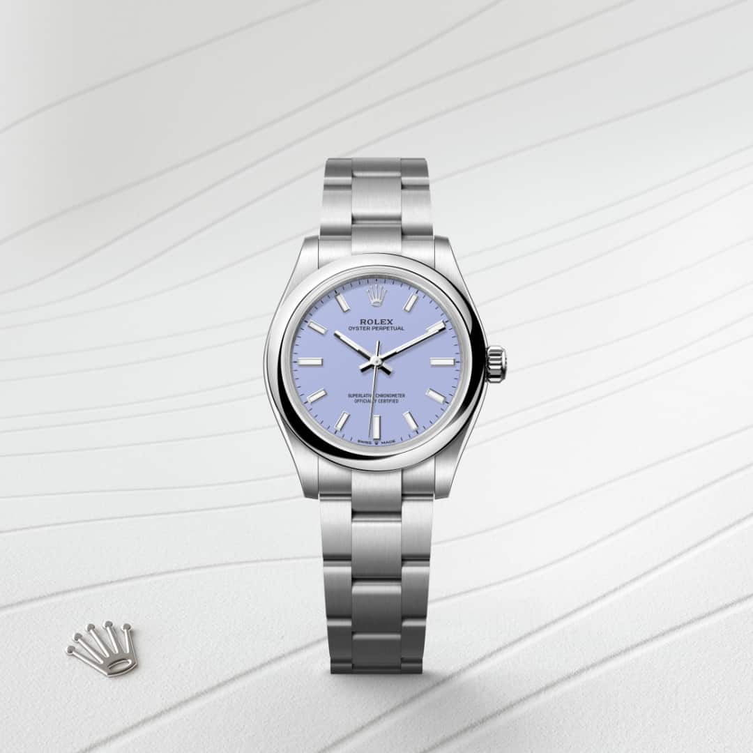 Los tonos creados para la gama Oyster Perpetual presentan en un principio forma de laca que ha de aplicarse con precisión y de forma regular con el fin de obtener una superficie uniforme. La operación se realiza en un entorno con atmósfera controlada para evitar cualquier mota de polvo o impureza. Una tras otra, seis capas de laca se depositan sobre el disco de latón que conforma la base de la esfera. A continuación se aplica un barniz antes del pulido, para conferirle al color todo su brillo y luminosidad. Posteriormente se tampografían las distintas inscripciones, mientras que los índices y la corona se remachan a mano. Resplandeciente e impecable, la esfera está lista entonces para su montaje sobre el movimiento durante el ensamblaje del reloj.