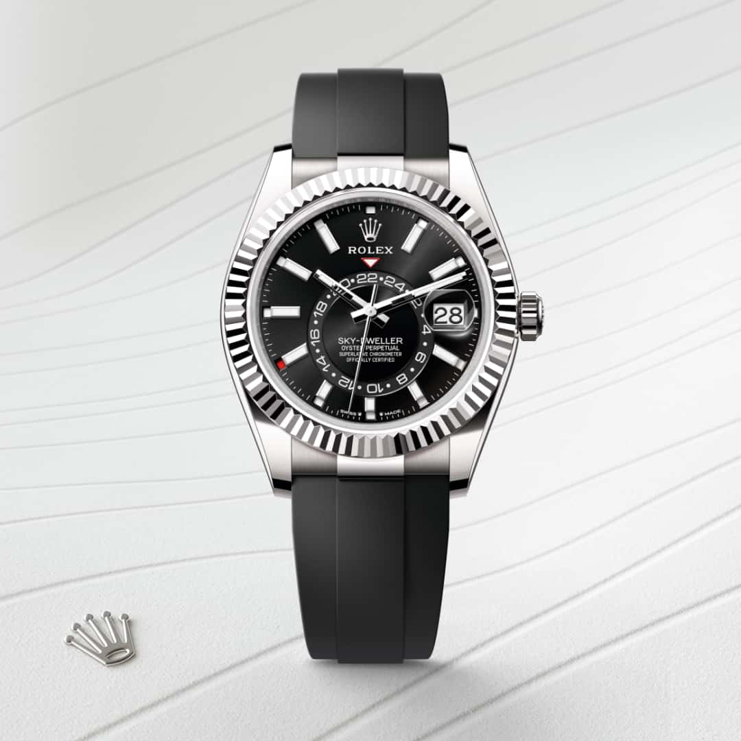 El nuevo brazalete Oysterflex del Sky‑Dweller, desarrollado por Rolex y patentado, ofrece una alternativa deportiva a los brazaletes metálicos. La unión entre la caja y el cierre Oysterclasp está completamente asegurada por una lámina metálica de una aleación de titanio y níquel, lo que garantiza una gran flexibilidad. La lámina está sobremoldeada con un elastómero negro de alto rendimiento que resiste particularmente bien a las agresiones ambientales, posee una gran duración y es totalmente inocuo para el usuario. Para aumentar la comodidad, la cara interna del brazalete Oysterflex está provista de un sistema patentado de «cojines» laterales que estabilizan el reloj en la muñeca. Este brazalete está equipado con un cierre Oysterclasp en oro blanco de 18 quilates. Dispone asimismo del sistema de extensión Rolex Glidelock, desarrollado por la marca y patentado. Este ingenioso mecanismo de cremallera, integrado en el cierre, permite un ajuste preciso —sin necesidad de herramientas— de la longitud del brazalete de unos 15 mm en incrementos de aproximadamente 2,5 mm.