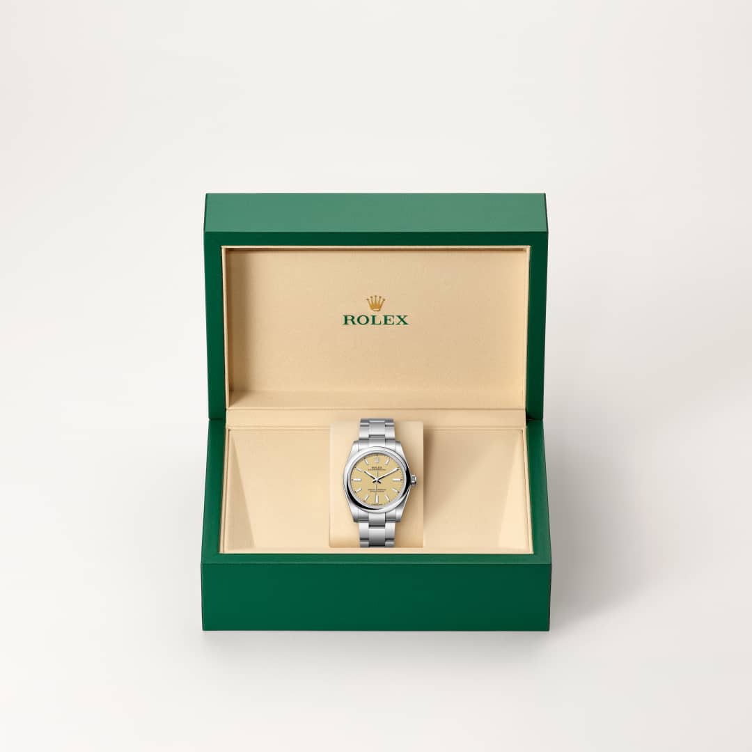 Rolex utiliza acero Oystersteel para las cajas de acero de sus relojes. Especialmente desarrollado por Rolex, el acero Oystersteel pertenece a la familia del acero 904L, las aleaciones más utilizadas en la alta tecnología y en las industrias química y aeroespacial, en las que la resistencia a la corrosión es esencial. El acero Oystersteel es extremadamente resistente, ofrece un acabado excepcional al ser pulido y conserva su belleza incluso en las condiciones más extremas.