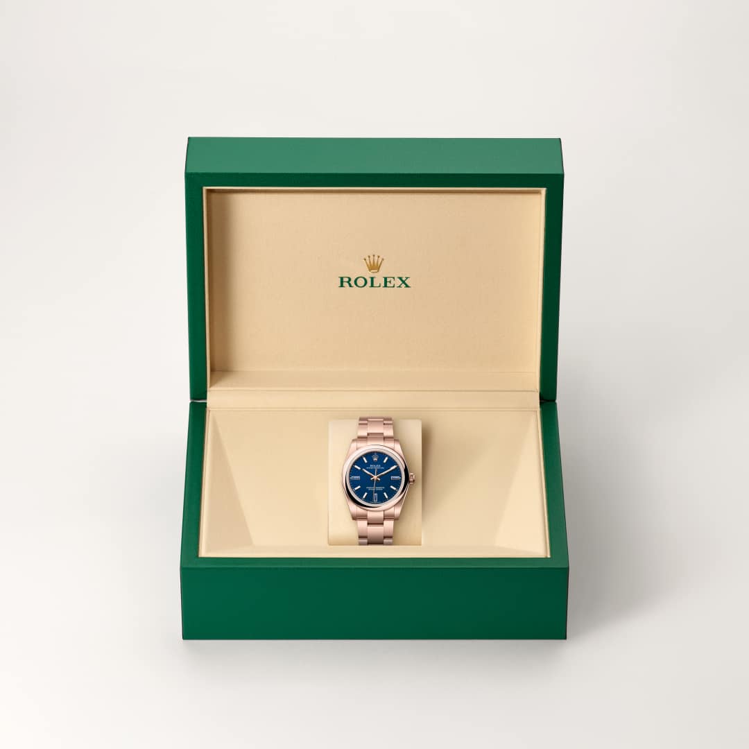 Para preservar la belleza de sus relojes de oro rosa, Rolex creó y patentó una exclusiva aleación de oro rosa de 18 quilates en su propia fundición: oro Everose. Presentado en 2005, el oro Everose de 18 quilates se emplea en todos los modelos Rolex Oyster de oro rosa.