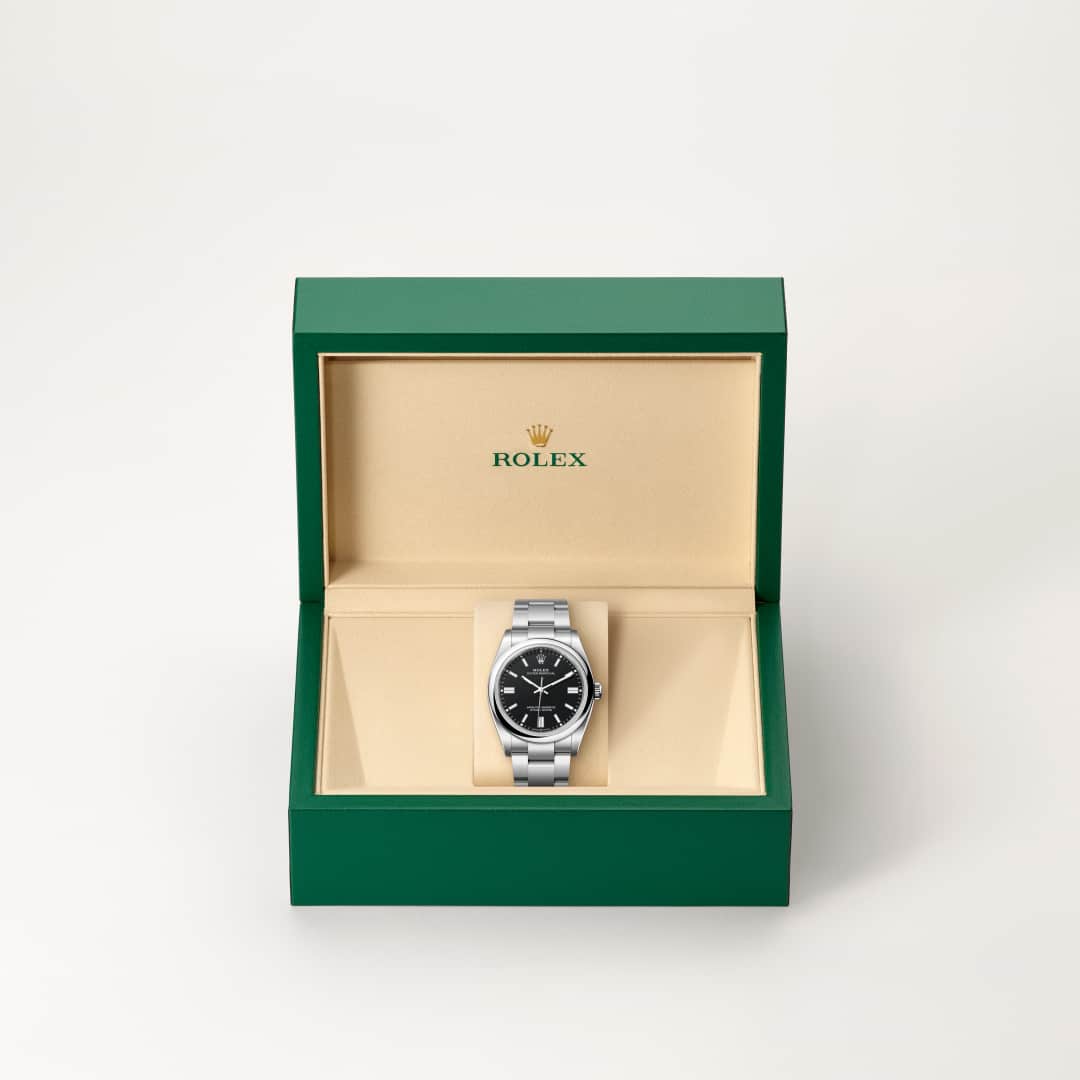 Rolex utiliza acero Oystersteel para las cajas de acero de sus relojes. Especialmente desarrollado por Rolex, el acero Oystersteel pertenece a la familia del acero 904L, las aleaciones más utilizadas en la alta tecnología y en las industrias química y aeroespacial, en las que la resistencia a la corrosión es esencial. El acero Oystersteel es extremadamente resistente, ofrece un acabado excepcional al ser pulido y conserva su belleza incluso en las condiciones más extremas.
