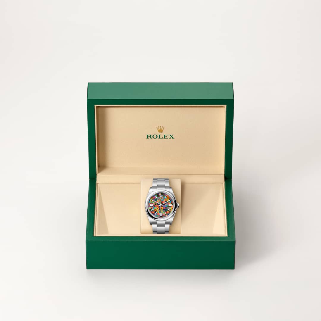 Rolex utiliza acero Oystersteel para las cajas de acero de sus relojes. Especialmente desarrollado por Rolex, el acero Oystersteel pertenece a la familia del acero 904L, las aleaciones más utilizadas en la alta tecnología y en las industrias química y aeroespacial, en las que la resistencia a la corrosión es esencial. El acero Oystersteel es extremadamente resistente, ofrece un acabado excepcional al ser pulido y conserva su belleza incluso en las condiciones más extremas.
