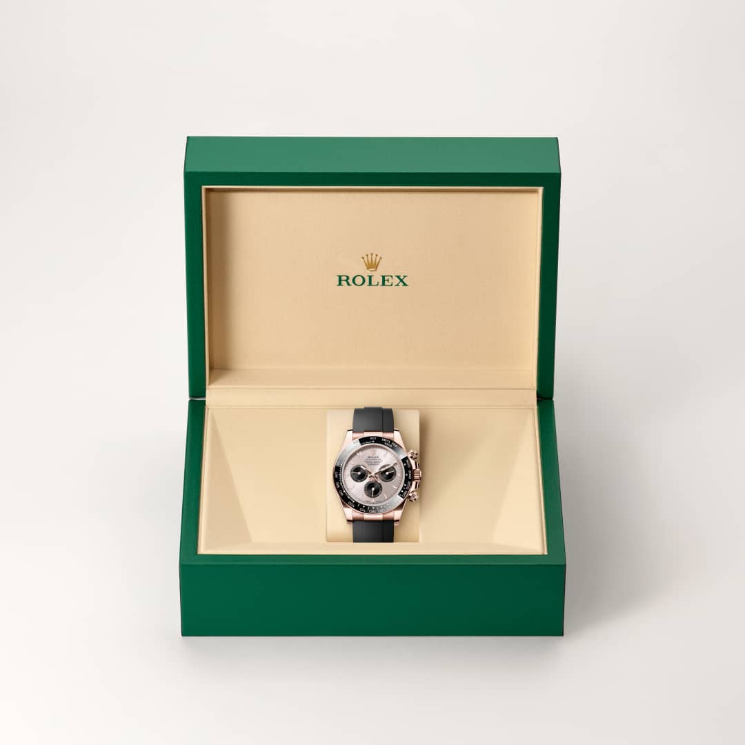 Para preservar la belleza de sus relojes de oro rosa, Rolex creó y patentó una exclusiva aleación de oro rosa de 18 quilates en su propia fundición: oro Everose. Presentado en 2005, el oro Everose de 18 quilates se emplea en todos los modelos Rolex Oyster de oro rosa.