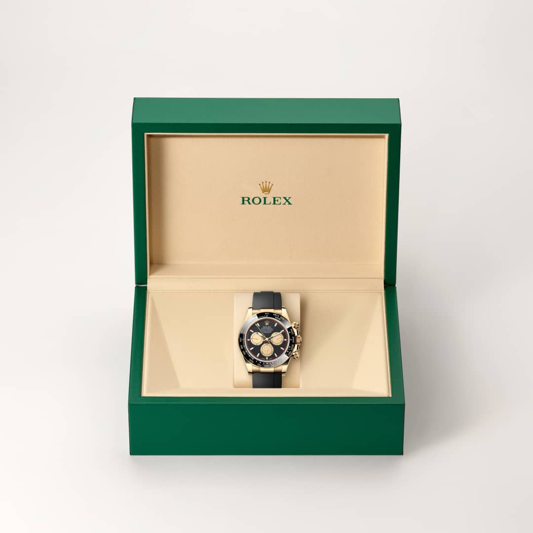 Rolex cuenta con su propia fundición, lo que le ha permitido crear aleaciones de oro de 18 quilates de la más alta calidad. Según la proporción de plata, cobre, platino o paladio, se obtienen diferentes tipos de oro de 18 quilates: amarillo, rosa o blanco. Son elaborados exclusivamente con los metales más puros y sometidos a las más meticulosas inspecciones en un laboratorio interno con tecnología puntera, antes de formar el oro y con la misma atención que se presta a la calidad. El compromiso de Rolex con la calidad empieza desde el origen.