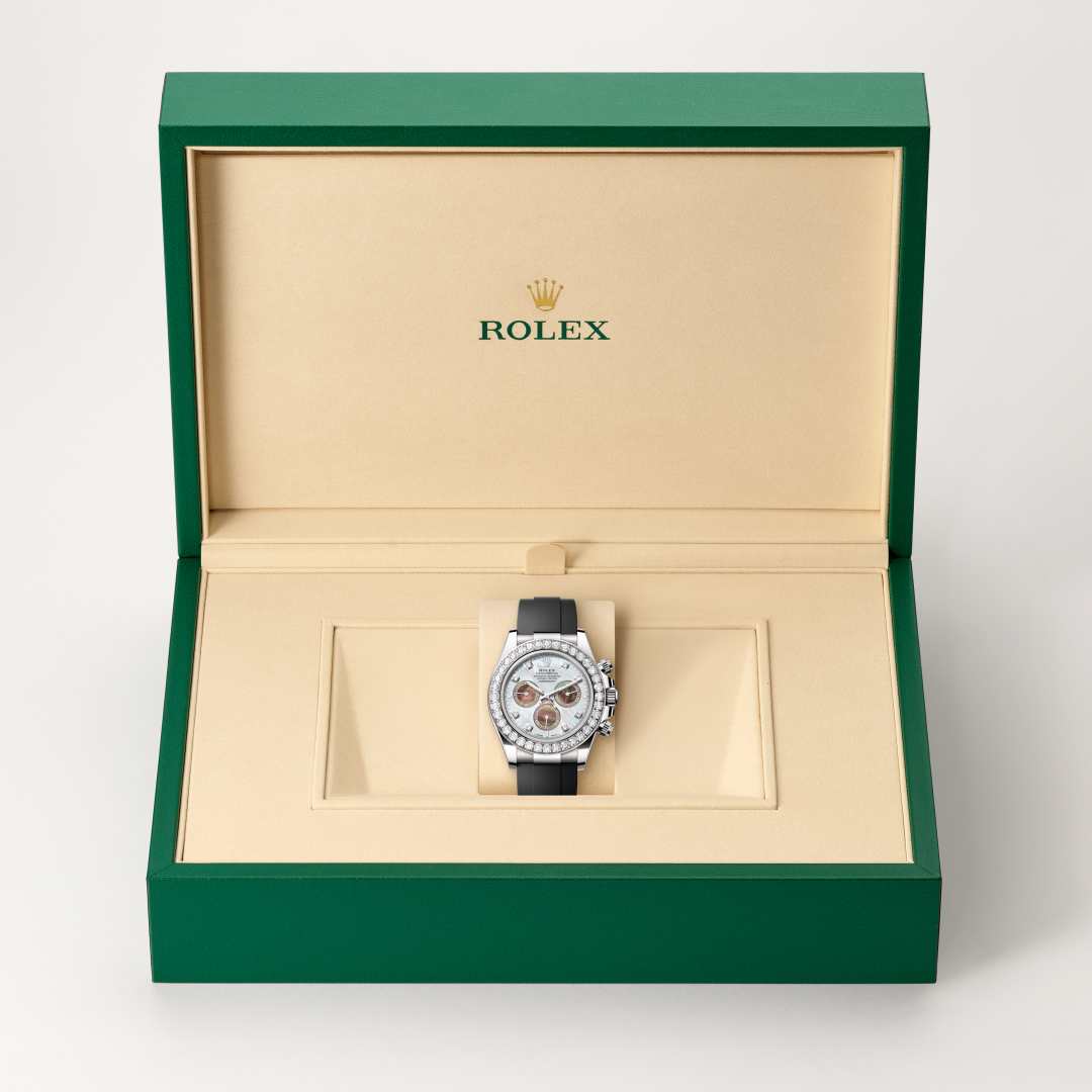 El reloj incorpora un bisel adornado con 36 diamantes talla brillante. 

Este cronógrafo que ahora se ha convertido en legendario es el instrumento ideal para medir un intervalo de tiempo y determinar la velocidad media. En esta versión engastada, la emblemática escala taquimétrica se sustituye por diamantes.
