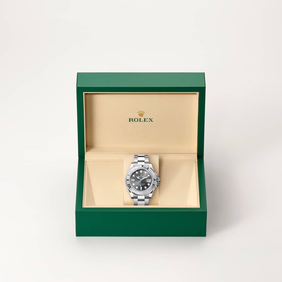 Como todos los relojes Profesionales de Rolex, el Yacht-Master 40 ofrece una gran legibilidad en cualquier circunstancia, especialmente en la oscuridad, gracias a su visualización Chromalight. Sus amplias agujas y sus índices de formas simples —triángulos, círculos, rectángulos— están recubiertos de un material luminiscente de larga duración.