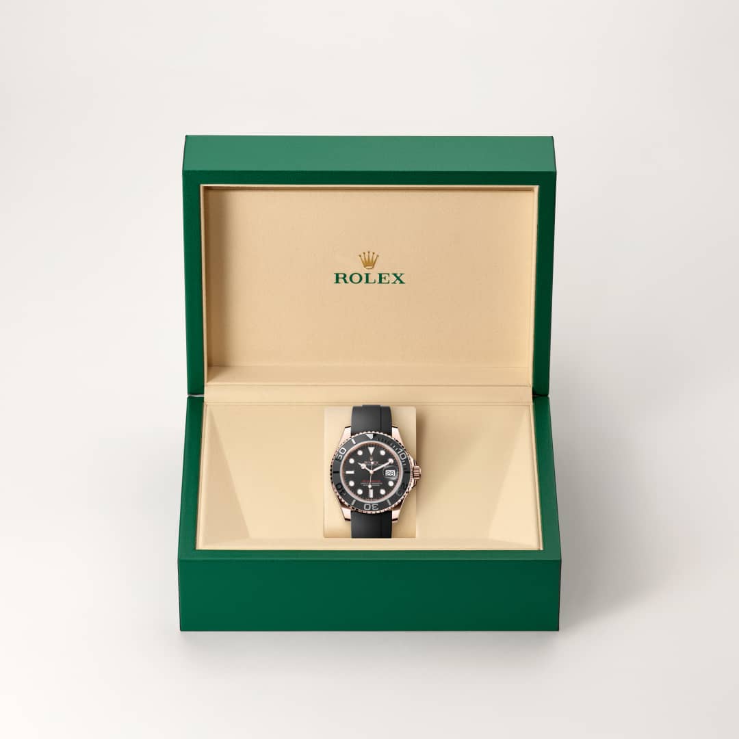 Para preservar la belleza de sus relojes de oro rosa, Rolex creó y patentó una exclusiva aleación de oro rosa de 18 quilates en su propia fundición: oro Everose. Presentado en 2005, el oro Everose de 18 quilates se emplea en todos los modelos Rolex Oyster de oro rosa.