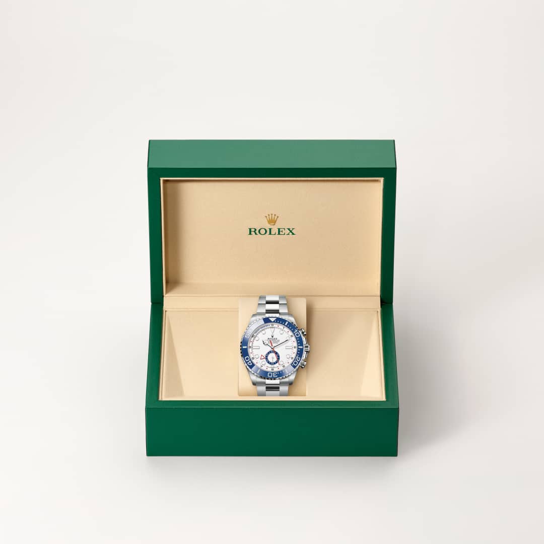 La visualización garantiza una clara legibilidad de las diferentes funciones. La esfera está recubierta de una laca blanca inédita —mate, que atenúa los reflejos— y luce los emblemáticos índices en forma de indicador de los relojes de la categoría Profesional. Un realce, específico para la función de cuenta atrás, se sitúa sobre la esfera con una precisión extrema, una característica que ha sido objeto de un depósito de patente. Está graduado de 10 minutos a 0, y los medios minutos se indican en forma de triángulo.