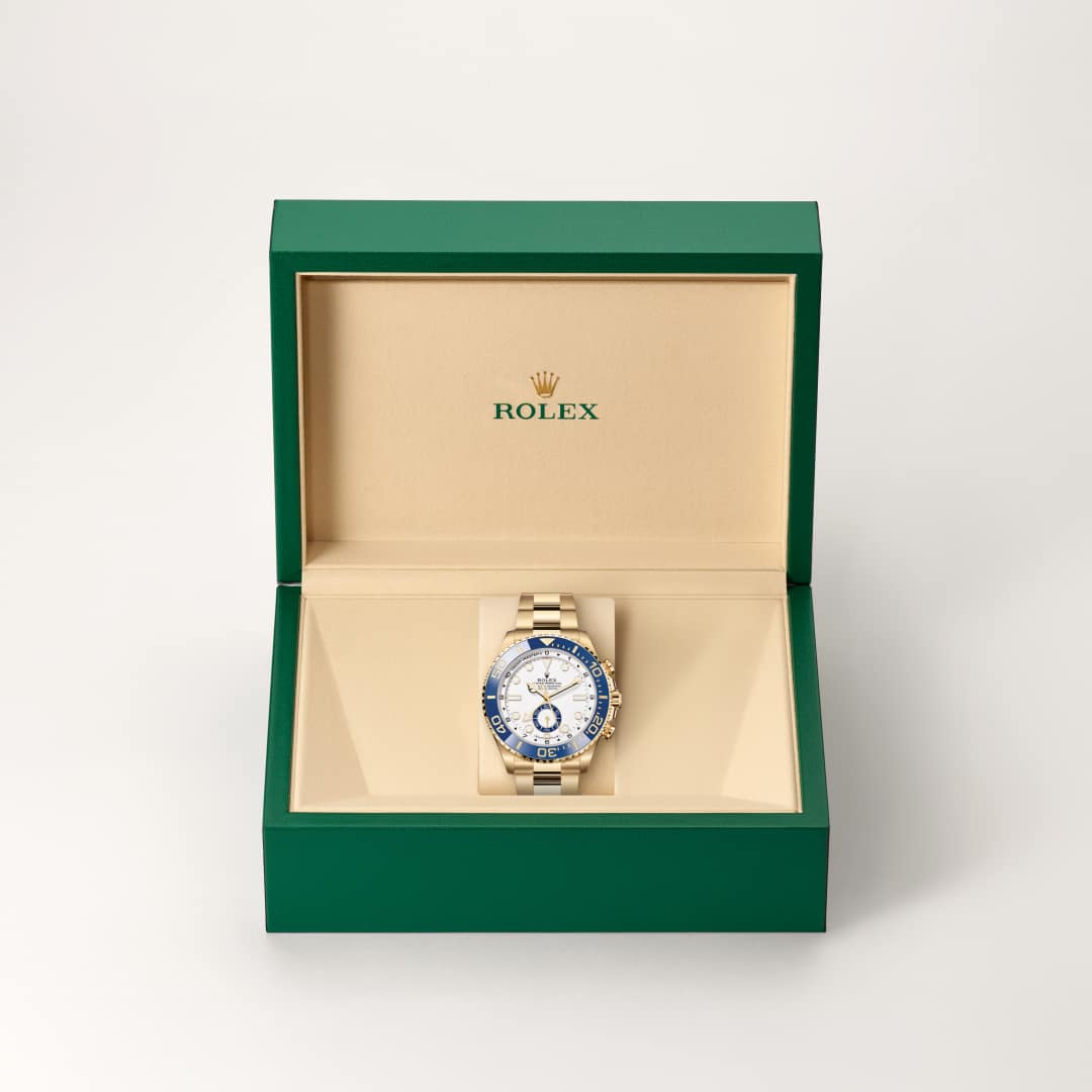 La visualización garantiza una clara legibilidad de las diferentes funciones. La esfera está recubierta de una laca blanca inédita —mate, que atenúa los reflejos— y luce los emblemáticos índices en forma de indicador de los relojes de la categoría Profesional. Un realce, específico para la función de cuenta atrás, se sitúa sobre la esfera con una precisión extrema, una característica que ha sido objeto de un depósito de patente. Está graduado de 10 minutos a 0, y los medios minutos se indican en forma de triángulo.