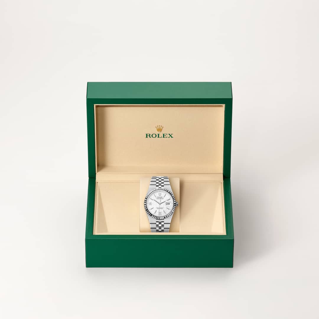 El bisel estriado de Rolex es una marca de distinción. En un principio, el diseño estriado del bisel Oyster tenía una función específica: servía para atornillar el bisel a la caja garantizando la hermeticidad del reloj. Además, era idéntico al acanalado del fondo de la caja, atornillado a ésta por la misma razón, mediante herramientas específicas de Rolex. Con el tiempo, el estriado se convirtió en un elemento puramente estético, una auténtica característica distintiva de Rolex. En la actualidad, el estriado es una marca de distinción, en oro en este Land-Dweller 36.