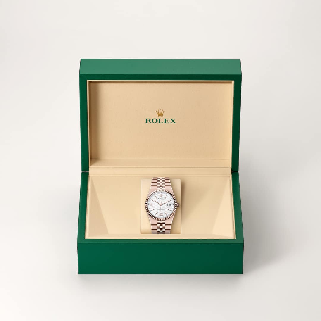 El bisel estriado de Rolex es una marca de distinción. En un principio, el diseño estriado del bisel Oyster tenía una función específica: servía para atornillar el bisel a la caja garantizando la hermeticidad del reloj. Además, era idéntico al acanalado del fondo de la caja, atornillado a ésta por la misma razón, mediante herramientas específicas de Rolex. Con el tiempo, el estriado se convirtió en un elemento puramente estético, una auténtica característica distintiva de Rolex. En la actualidad, el estriado es una marca de distinción, en oro en este Land-Dweller 36.