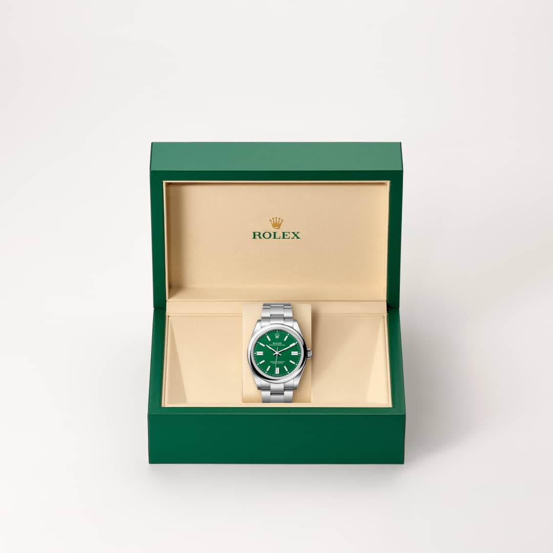 Rolex utiliza acero Oystersteel para las cajas de acero de sus relojes. Especialmente desarrollado por Rolex, el acero Oystersteel pertenece a la familia del acero 904L, las aleaciones más utilizadas en la alta tecnología y en las industrias química y aeroespacial, en las que la resistencia a la corrosión es esencial. El acero Oystersteel es extremadamente resistente, ofrece un acabado excepcional al ser pulido y conserva su belleza incluso en las condiciones más extremas.