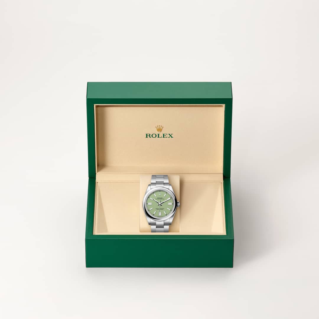 Rolex utiliza acero Oystersteel para las cajas de acero de sus relojes. Especialmente desarrollado por Rolex, el acero Oystersteel pertenece a la familia del acero 904L, las aleaciones más utilizadas en la alta tecnología y en las industrias química y aeroespacial, en las que la resistencia a la corrosión es esencial. El acero Oystersteel es extremadamente resistente, ofrece un acabado excepcional al ser pulido y conserva su belleza incluso en las condiciones más extremas.