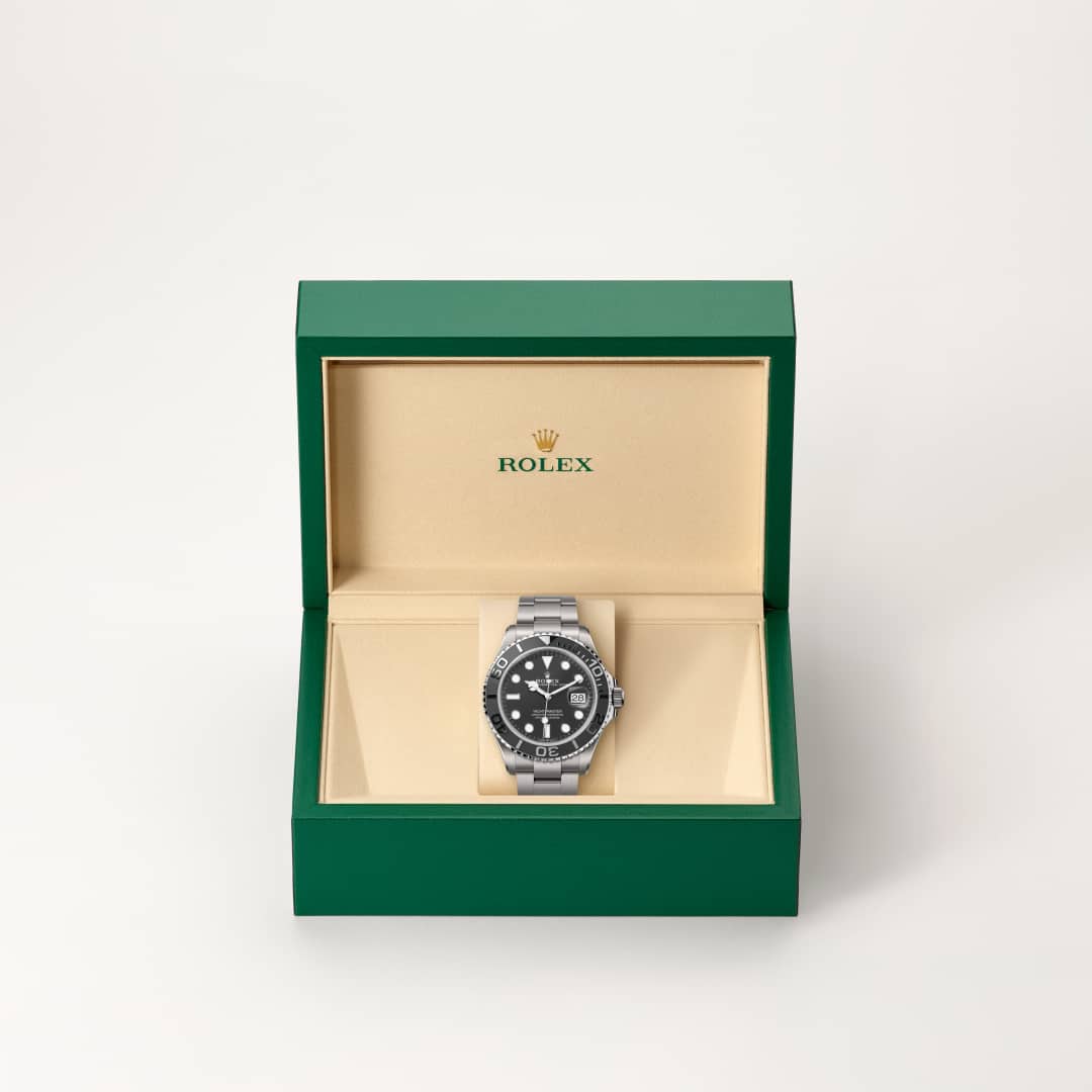 Como todos los relojes Profesionales de Rolex, el Yacht-Master 42 ofrece una gran legibilidad en cualquier circunstancia, especialmente en la oscuridad, gracias a su visualización Chromalight. Sus amplias agujas y sus índices de formas simples —triángulos, círculos, rectángulos— están recubiertos de un material luminiscente de larga duración.