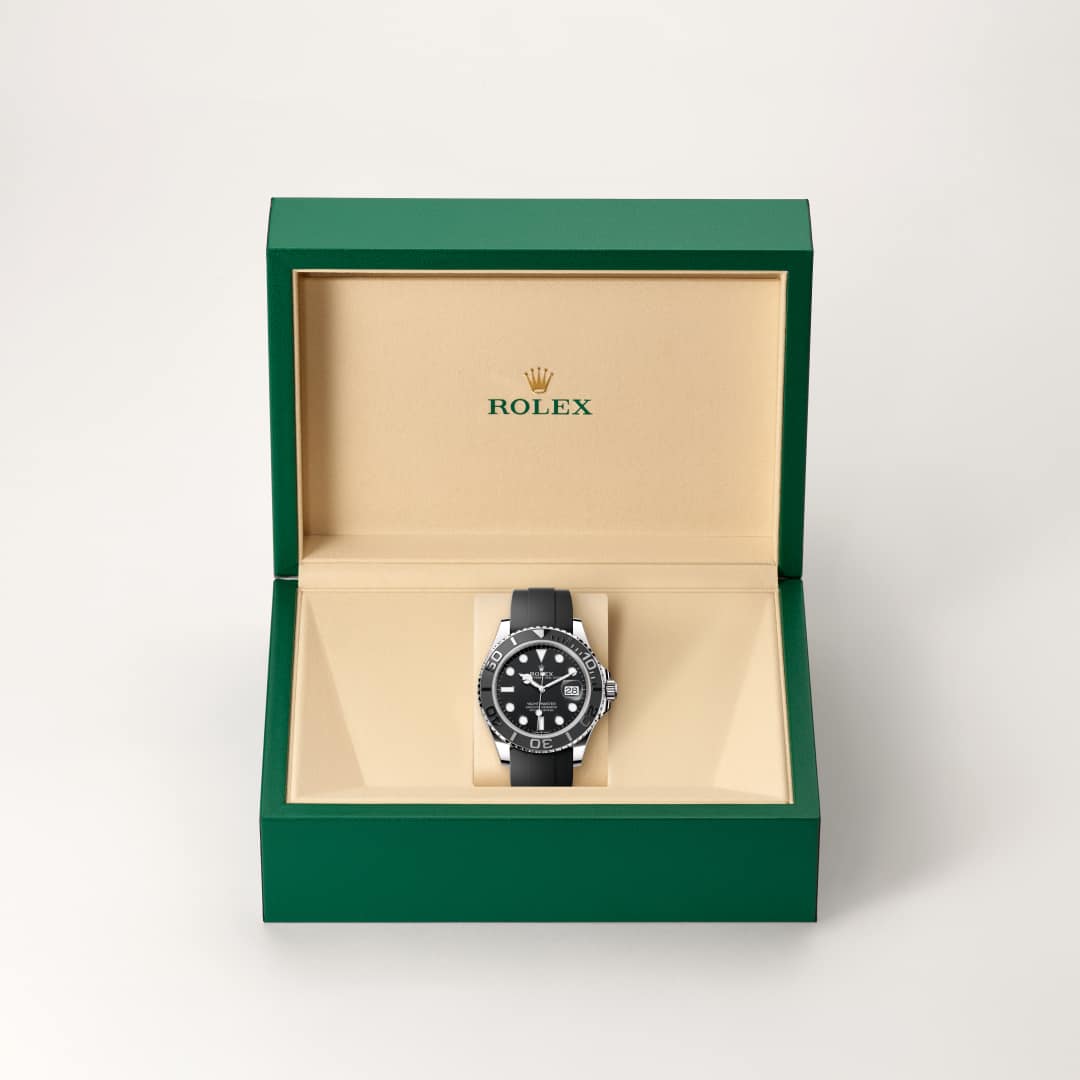 Rolex cuenta con su propia fundición, lo que le ha permitido crear aleaciones de oro de 18 quilates de la más alta calidad. Según la proporción de plata, cobre, platino o paladio, se obtienen diferentes tipos de oro de 18 quilates: amarillo, rosa o blanco. Son elaborados exclusivamente con los metales más puros y sometidos a las más meticulosas inspecciones en un laboratorio interno con tecnología puntera, antes de formar el oro y con la misma atención que se presta a la calidad. El compromiso de Rolex con la calidad empieza desde el origen.