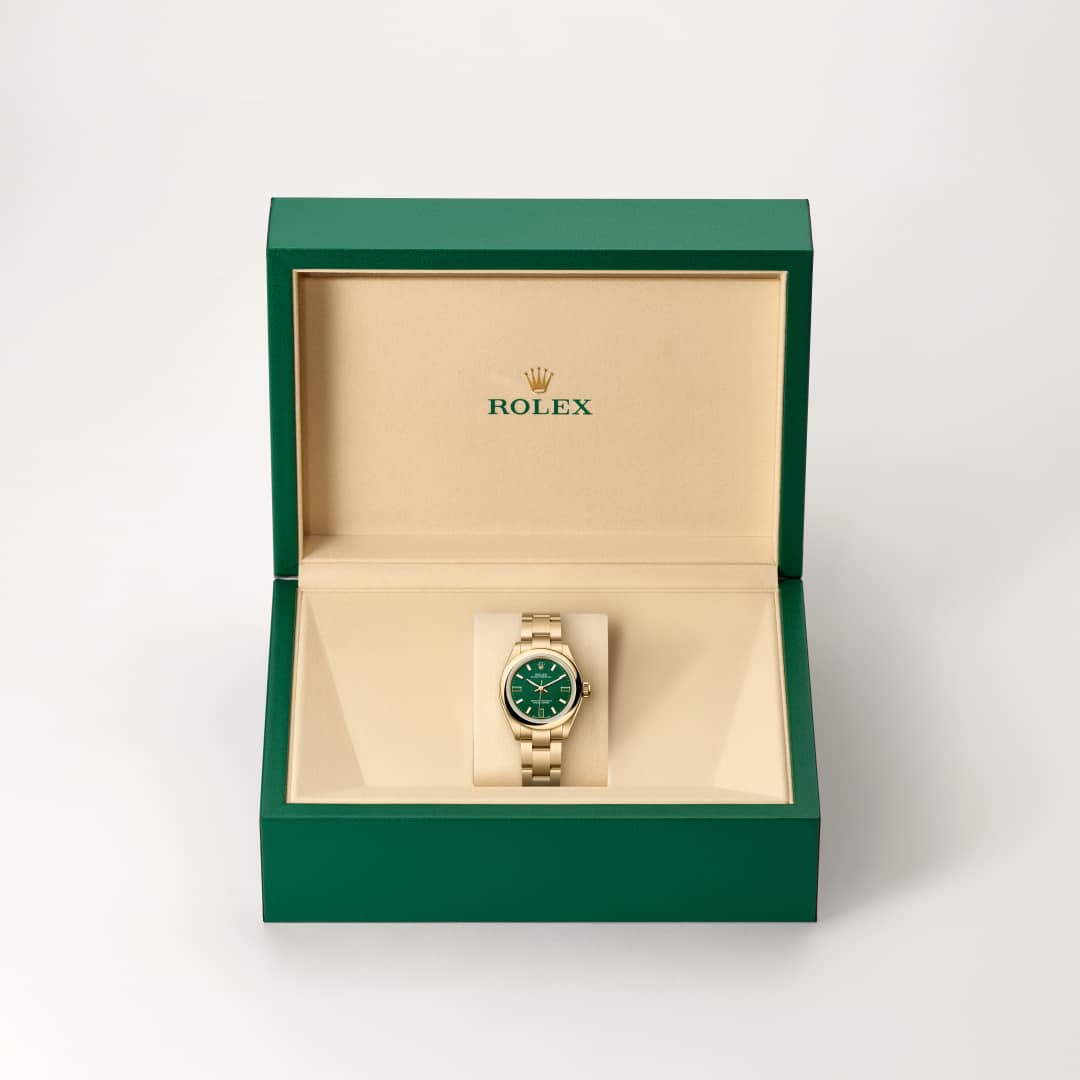Rolex cuenta con su propia fundición, lo que le ha permitido crear aleaciones de oro de 18 quilates de la más alta calidad. Según la proporción de plata, cobre, platino o paladio, se obtienen diferentes tipos de oro de 18 quilates: amarillo, rosa o blanco. Son elaborados exclusivamente con los metales más puros y sometidos a las más meticulosas inspecciones en un laboratorio interno con tecnología puntera, antes de formar el oro y con la misma atención que se presta a la calidad. El compromiso de Rolex con la calidad empieza desde el origen.