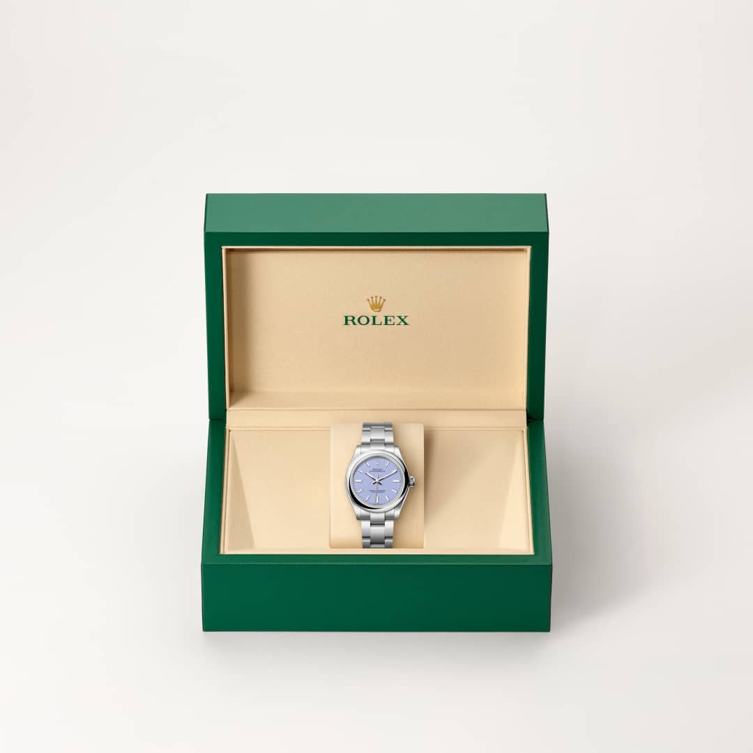 Rolex utiliza acero Oystersteel para las cajas de acero de sus relojes. Especialmente desarrollado por Rolex, el acero Oystersteel pertenece a la familia del acero 904L, las aleaciones más utilizadas en la alta tecnología y en las industrias química y aeroespacial, en las que la resistencia a la corrosión es esencial. El acero Oystersteel es extremadamente resistente, ofrece un acabado excepcional al ser pulido y conserva su belleza incluso en las condiciones más extremas.