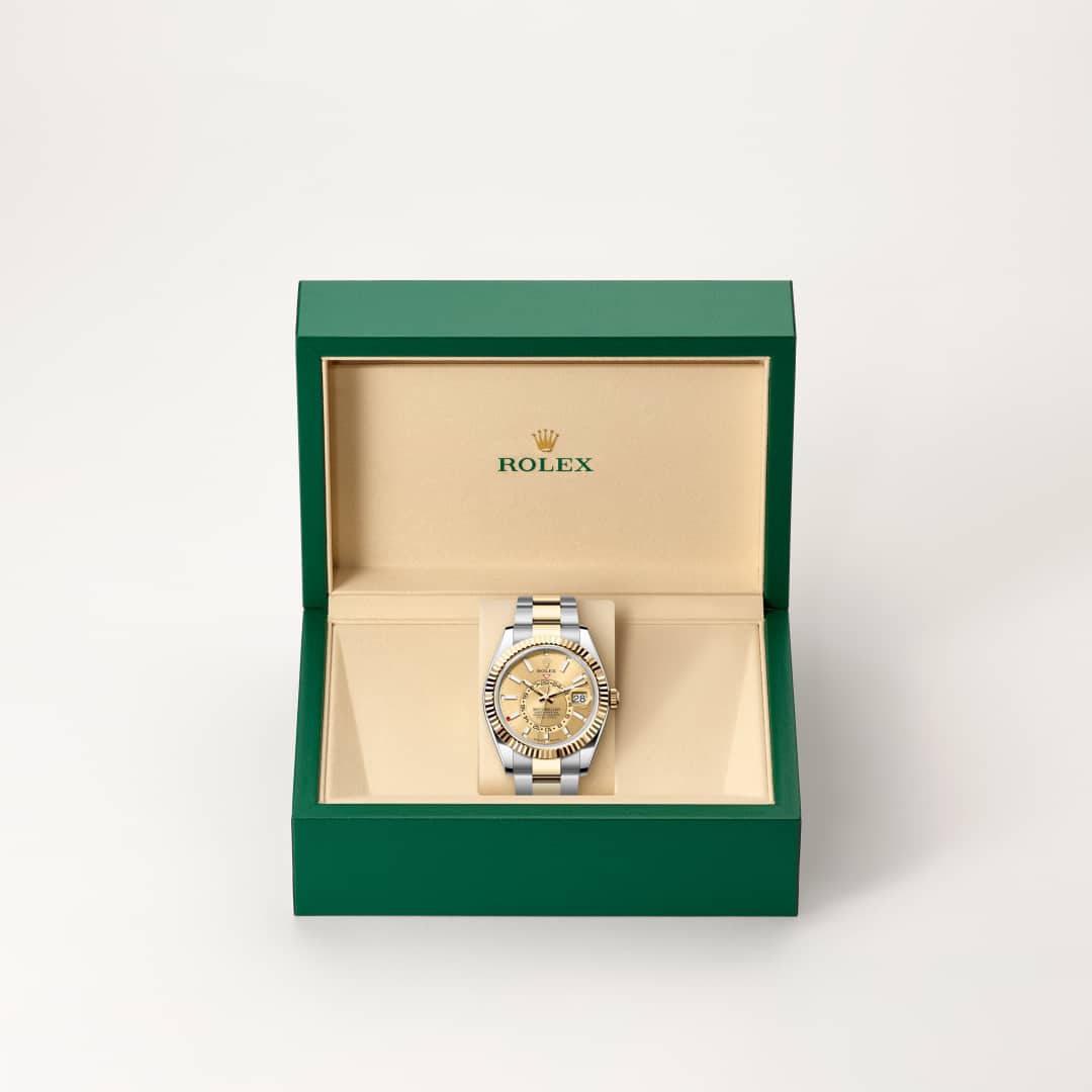 El bisel estriado de Rolex es una marca de distinción. En un principio, el diseño estriado del bisel Oyster tenía una función específica: servía para atornillar el bisel a la caja garantizando la hermeticidad del reloj. Además, era idéntico al acanalado del fondo de la caja, atornillado a ésta por la misma razón, mediante herramientas específicas de Rolex. Con el tiempo, el estriado se convirtió en un elemento puramente estético, una auténtica característica distintiva de Rolex. En la actualidad, el estriado es una marca de distinción y está disponible únicamente en los modelos en oro. El Sky‑Dweller dispone de un mecanismo de interacción entre el bisel giratorio, la corona y el movimiento: el sistema Ring Command, que permite al usuario del reloj seleccionar las funciones una tras otra y ajustarlas de manera simple, rápida y segura.